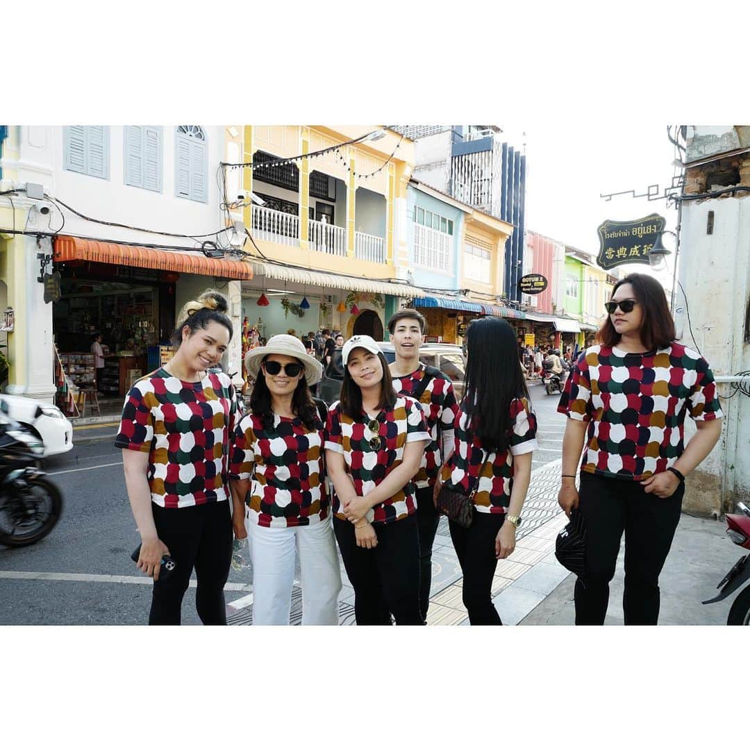 モリヤ・ジュタヌガーンさんのインスタグラム写真 - (モリヤ・ジュタヌガーンInstagram)「The gang #Phuket #familytrip #amazingthailand #momoriya #เสื้อทีม」12月27日 21時50分 - mo_moriya