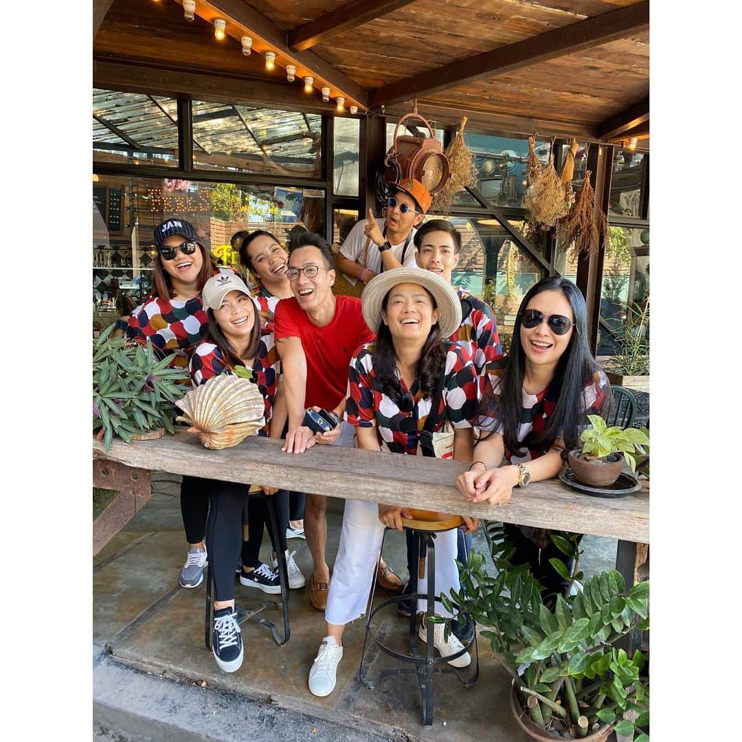 モリヤ・ジュタヌガーンのインスタグラム：「The gang #Phuket #familytrip #amazingthailand #momoriya #เสื้อทีม」
