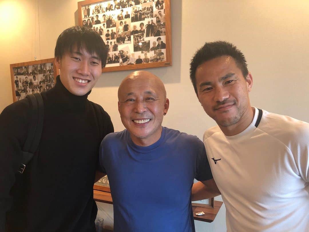 岡崎慎司のインスタグラム：「Training and care 💪 Daichi waited me 45 min 😅🙇🏻‍♂️ 帰らずに挨拶するまで待つなんて、顔とイメージに似合わず中々律儀なやつや。笑 松栄先生2日間ありがとうございます😊 #鎌田ようしゃべる。#フランクフルトでもハセさんといるのに日本でもハセさんと会うらしい。#お互い目指せ二桁やな。#体疲れてるらしいけど、若いから大丈夫や。#先生は相変わらず神です。」