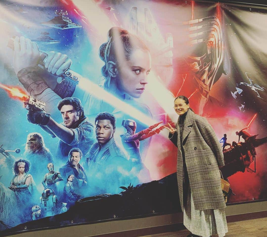 手嶌葵さんのインスタグラム写真 - (手嶌葵Instagram)「スターウォーズ最新作見ちゃった☺︎これで今年も楽しく終われます〜w  2019年本当にあたたかく応援して下さった皆様に沢山の感謝をこめて！！本当にありがとうございました。良いお年をお迎えくださいね。 -Aoi 🌹  #StarWars #映画　 #riseofskywalker #手嶌葵 #aoiteshima #スターウォーズ #スカイウォーカーの夜明け」12月27日 21時54分 - aoiteshimaofficial