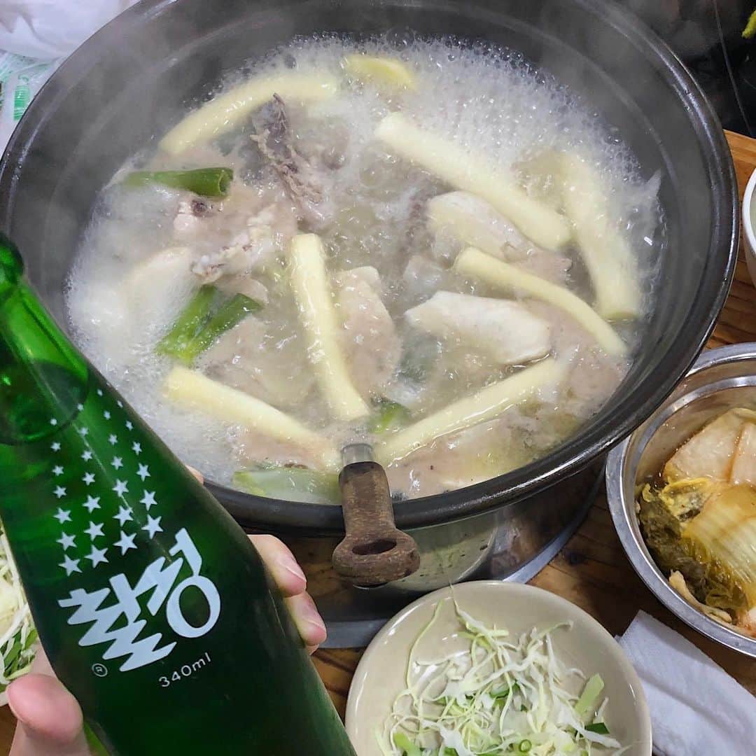 大野真昂さんのインスタグラム写真 - (大野真昂Instagram)「☺︎ ・ 韓国でダントツいっちばん好きなタッカンマリ🐓 ・ タッカンマリの中でも東大門にある "元祖ウォンハルメソムンナンタッカンマリ"が 本当に本当に美味しい🥺✨✨ ・ ここはスープがまじ美味しすぎるけん しめの麺はポン酢とか何も付けずに そのまんま食べるのが最高！！ スープはいつも全部飲み干す！😂 その後の喉の渇きやばいけど。笑 ・ 맛있어요.♡ ・ #韓国 #ソウル #韓国旅行 #東大門 #トンデムン #タッカンマリ #タッカンマリ横丁 #元祖ウォンハルメソムンナンタッカンマリ #korea #soul #trip #한국 #한국여행 #여행 #서울 #동대문 #닭한마리」12月27日 21時57分 - 316_mako