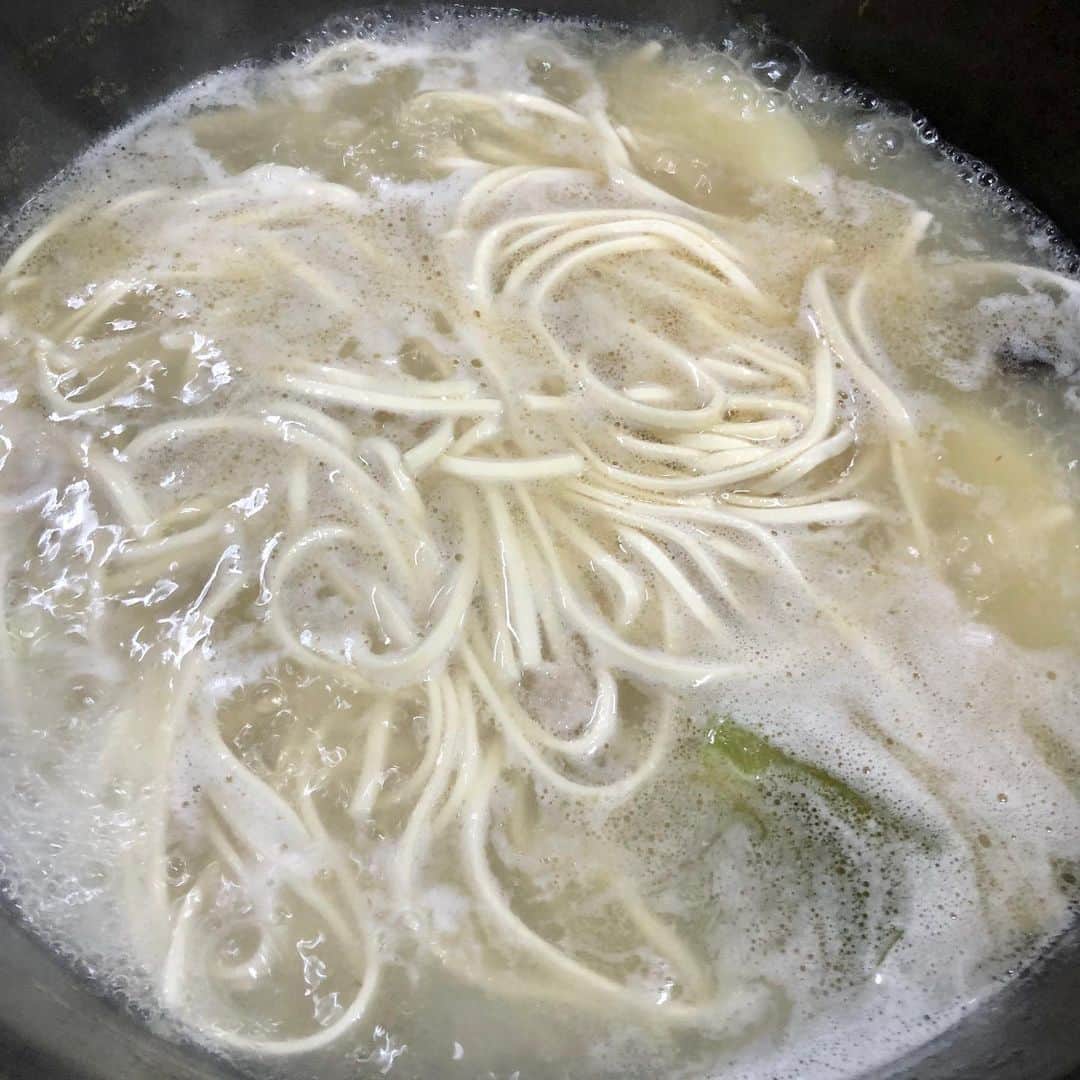大野真昂さんのインスタグラム写真 - (大野真昂Instagram)「☺︎ ・ 韓国でダントツいっちばん好きなタッカンマリ🐓 ・ タッカンマリの中でも東大門にある "元祖ウォンハルメソムンナンタッカンマリ"が 本当に本当に美味しい🥺✨✨ ・ ここはスープがまじ美味しすぎるけん しめの麺はポン酢とか何も付けずに そのまんま食べるのが最高！！ スープはいつも全部飲み干す！😂 その後の喉の渇きやばいけど。笑 ・ 맛있어요.♡ ・ #韓国 #ソウル #韓国旅行 #東大門 #トンデムン #タッカンマリ #タッカンマリ横丁 #元祖ウォンハルメソムンナンタッカンマリ #korea #soul #trip #한국 #한국여행 #여행 #서울 #동대문 #닭한마리」12月27日 21時57分 - 316_mako