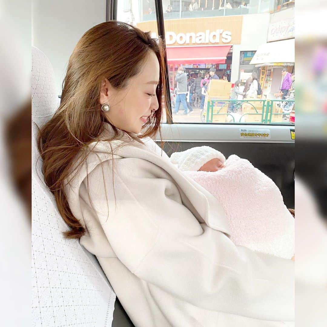 磯部奈央さんのインスタグラム写真 - (磯部奈央Instagram)「🤱🏻💕 . 昨日は、2週間検診でした🙂 . 2週間検診と言っても、黄疸のチェックで毎週産院に通ってたので、退院してから3度目の来院🏥 . 黄疸は良くなってるとのことで、体重も出生時は3,178gだったのが3,606gに👶🏻 . 順調に育ってくれてて、ひと安心☺️ . . 今日で仕事納めの方は多いですよね❣️ １年間、お疲れさまでした🤗 . . #出産 #令和ベビー #令和元年ベビー #新生児 #babygirl #生後0ヶ月 #2週間検診 #0歳 #新米ママ #新米ママと繋がりたい #ママと繋がりたい #赤ちゃんのいる暮らし #あかちゃんのいる生活 #ママカメラ部 #ベビスタグラム #べびすたぐらむ #ベビー #女の子ベビー #女の子ママ #親バカ部 #12月生まれ #成長記録 #育児記録 #娘」12月27日 21時58分 - nao_isobe729