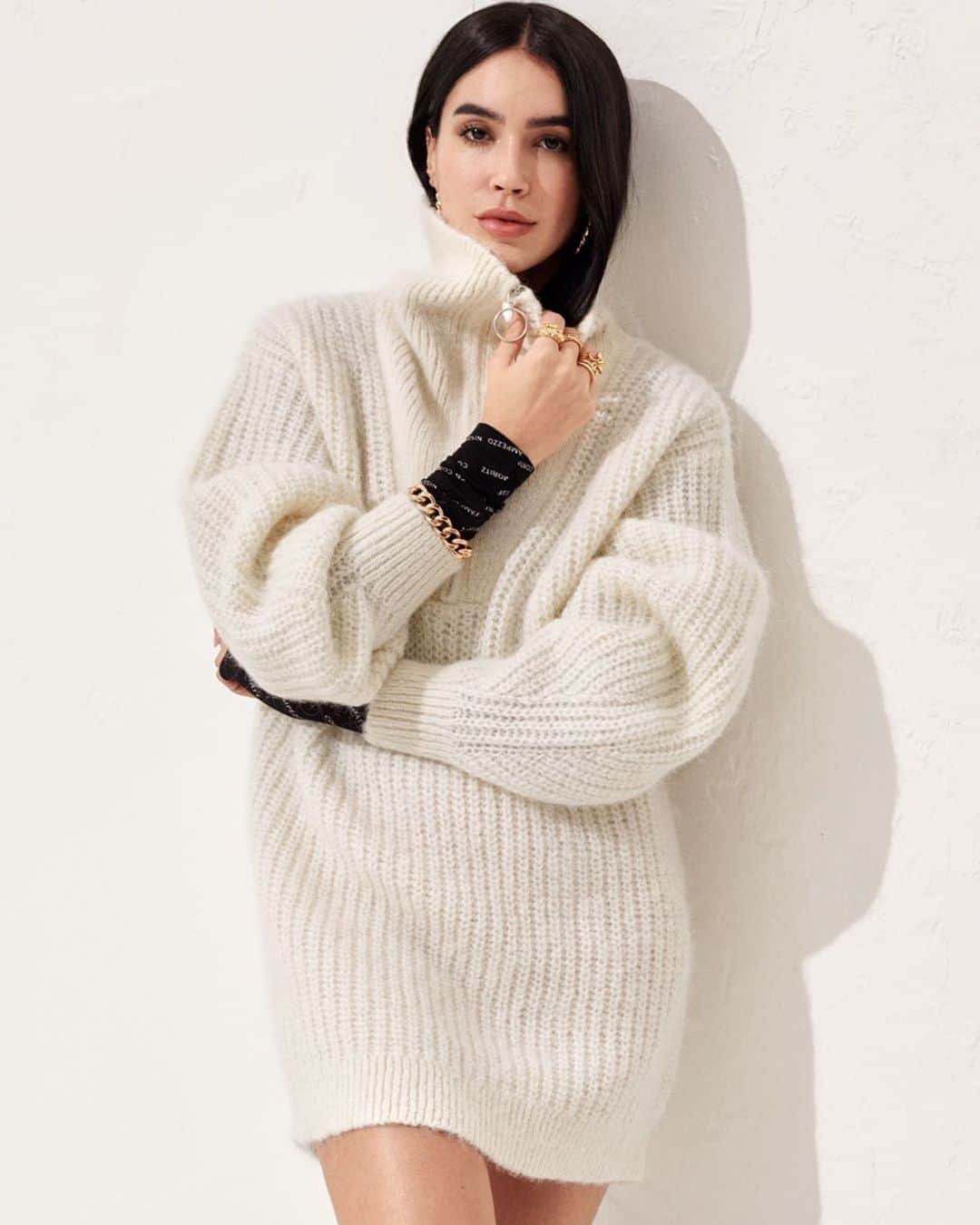 H&Mさんのインスタグラム写真 - (H&MInstagram)「How to feel comfy while stylish? 👆@brittanyxavier #HM  Knitted alpaca-blend jumper: 0824614002 Turtleneck top: 0849584006 Hoop earrings: 0853636001 Chunky bracelet: 0857344001 10-pack rings: 0853924001」12月27日 22時02分 - hm