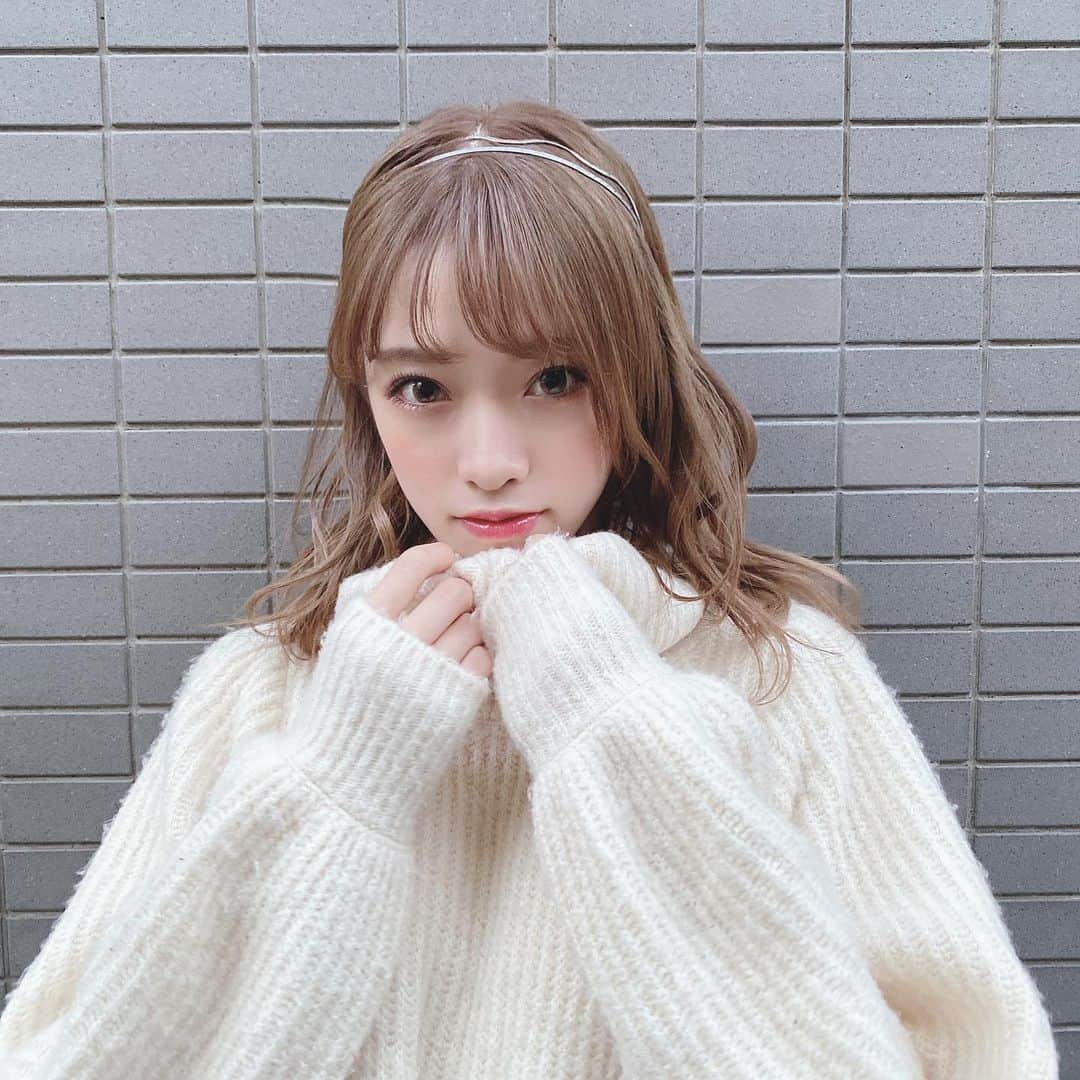 市川愛美のインスタグラム：「. 去年の夏の金髪以来かも こんなに明るいの！ ミルクティー系でかわいい☺︎ @abbey_kazuki  いつもありがとうございます。」