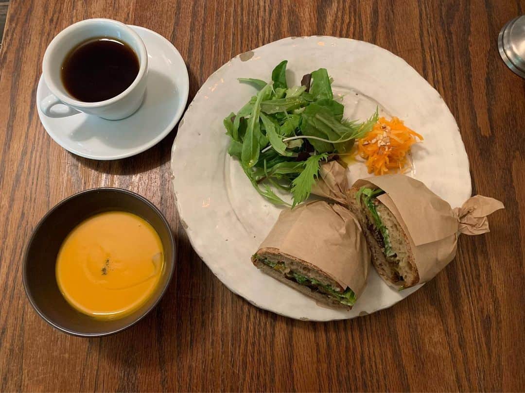 青山有紀さんのインスタグラム写真 - (青山有紀Instagram)「グリル野菜マリネサンドとポタージュのランチ☕️ 天然酵母のパンもお野菜も美味しかった😋」12月27日 22時22分 - yukiaoya