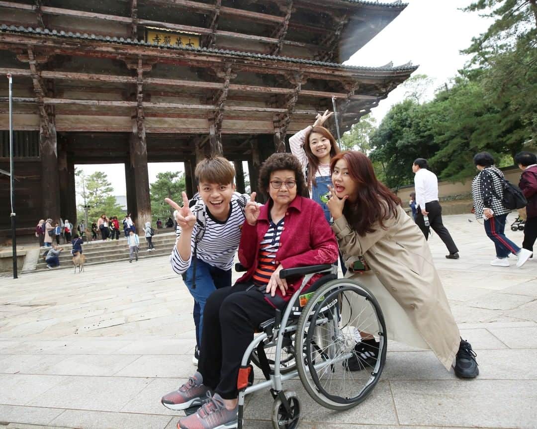 蔡阿嘎さんのインスタグラム写真 - (蔡阿嘎Instagram)「對82歲的老人家來說，日本自由行其實只要搭配包車+輪椅，就可以省去許多走路的辛勞，其實大部分就像在國內旅行一樣。第一次挑戰帶嘎嬤去日本的經驗，也提供給大家做參考，有想帶家裡長輩出國的，也可以嚐試看看喔!!!! - 希望阿嬤要一直健健康康的，之後還要跟蔡桃貴、蔡波能一起去玩喔!!!!!😍😍😍 - #完整影片在蔡阿嘎youtube主頻道喔 - #限動有影片連結 - #蔡阿嘎 #嘎嫂二伯 #嘎妹 #嘎嬤 #京都 #食尚玩嘎 #Taiwan #YouTuber #tsaigray2018 #tsaipopo2020 #這次蔡波能有跟到哈哈哈」12月27日 22時15分 - yga0721