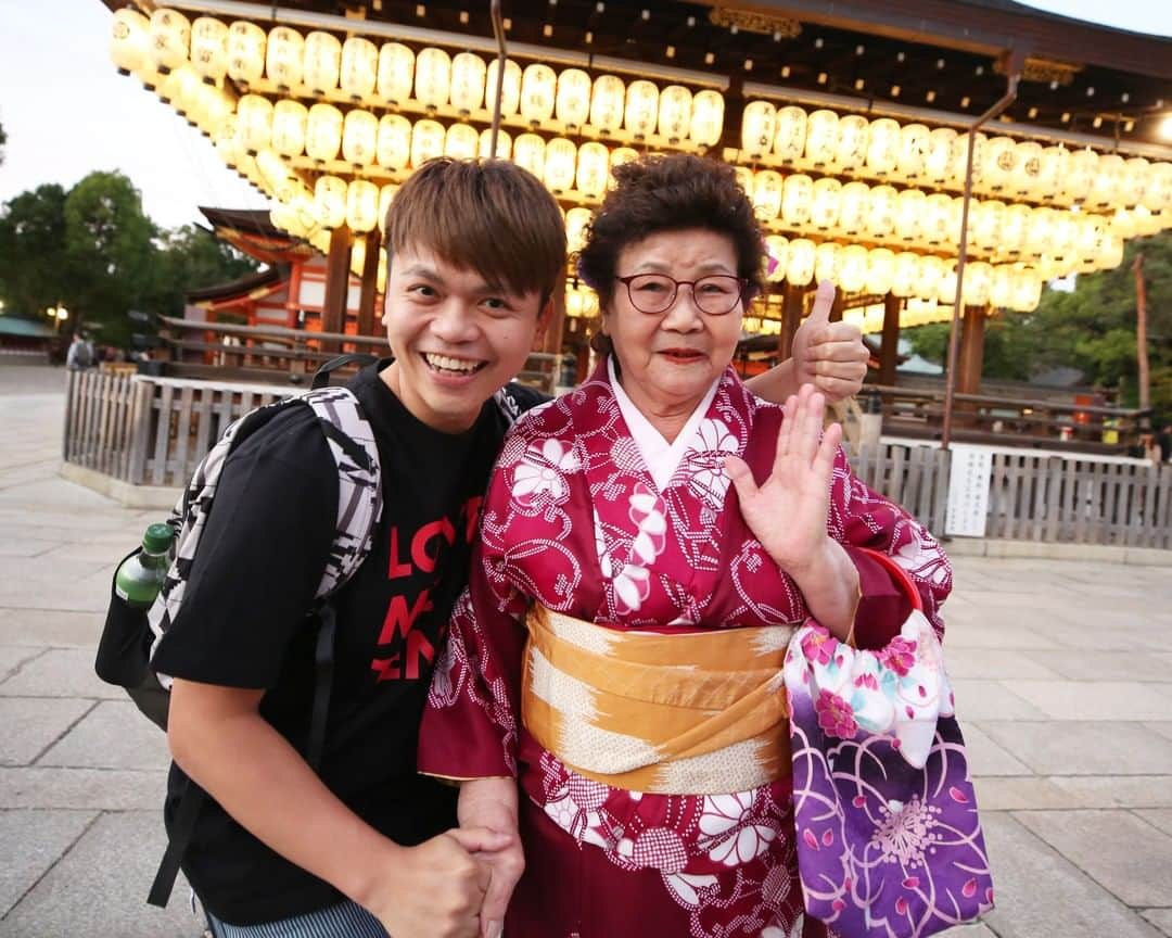 蔡阿嘎さんのインスタグラム写真 - (蔡阿嘎Instagram)「對82歲的老人家來說，日本自由行其實只要搭配包車+輪椅，就可以省去許多走路的辛勞，其實大部分就像在國內旅行一樣。第一次挑戰帶嘎嬤去日本的經驗，也提供給大家做參考，有想帶家裡長輩出國的，也可以嚐試看看喔!!!! - 希望阿嬤要一直健健康康的，之後還要跟蔡桃貴、蔡波能一起去玩喔!!!!!😍😍😍 - #完整影片在蔡阿嘎youtube主頻道喔 - #限動有影片連結 - #蔡阿嘎 #嘎嫂二伯 #嘎妹 #嘎嬤 #京都 #食尚玩嘎 #Taiwan #YouTuber #tsaigray2018 #tsaipopo2020 #這次蔡波能有跟到哈哈哈」12月27日 22時15分 - yga0721