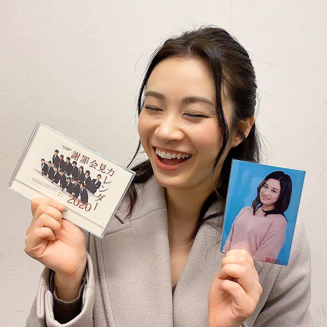 鈴木芳奈さんのインスタグラム写真 - (鈴木芳奈Instagram)「#謝罪会見プランナー 2日目3公演。 ハイタッチ会では皆さんのお顔が見れるからすんごく嬉しくて嬉しくて♥︎劇中での哀しくもある気持ちがスーっと癒されるんです♪ #ウイントアーツ 舞台には初出演ですがほんとに温かさに包まれてるっ(；ω；) そして物販、 家城守の妻、家城香苗のブロマイド✨&謝罪会見カレンダー🗓 私も今日いただきましたが、本当にいいカレンダー🙌舞台のあらゆるシーンが思い出されますっ✨ 2020年はウイントアーツと一緒に♪ 皆んなのママとしてww見守りますっ💗ぜひに。 #舞台 #素敵なママとして  #素敵な妻として #素敵ってなんだろう  #愛するってなんだろう #許すって許さないってなんだろ #愛ですね」12月27日 22時16分 - tachibana_kanna