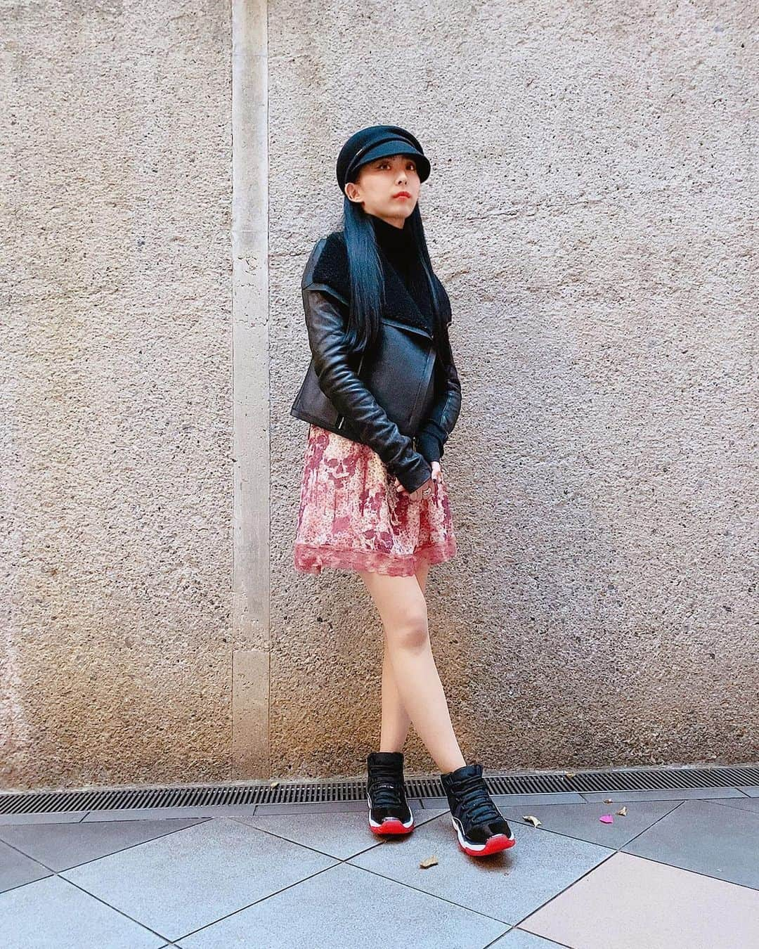 彩姫さんのインスタグラム写真 - (彩姫Instagram)「あーちゃん @akane_bandmaid 今年もさいちゃんのお洋服達を可愛く撮ってくれてありがとう(有り難いことにポーズの提案もしてくれる)﻿ ﻿ ご主人様お嬢様に「脚綺麗」と言ってもらえることもあり…それはあーちゃんのおかげなのよね🤤💕﻿ ﻿ ﻿ てかてかてか﻿ あーちゃんもだし﻿ マネージャーさん2人とも写真撮るのがお上手なのだよ﻿ 画角？へのこだわり﻿ 褒めながら撮ってくれるよ(褒められて伸びるタイプだからかな)﻿ ﻿ 来年もよろしくお願いします﻿ ﻿ ﻿ #ootd﻿ #bandmaid﻿ #saiki﻿」12月27日 22時20分 - saiki_bandmaid