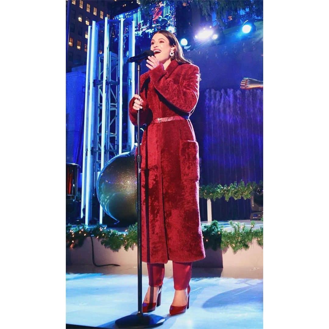 スチュアートワイツマンさんのインスタグラム写真 - (スチュアートワイツマンInstagram)「Seeing red: #LeaMichele proves the power of a monochromatic look in a head-to-toe burgundy ensemble — including our #LANEY pointed-toe pumps — for a performance at the Rockefeller Center Christmas Tree Lighting in #NYC. @leamichele #SWWomen #SWStyle #StuartWeitzman」12月27日 22時26分 - stuartweitzman