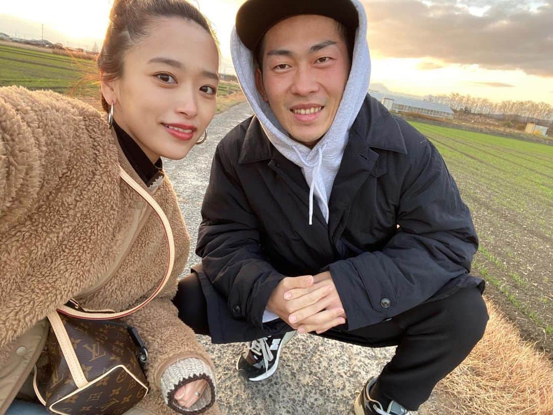 近藤千尋のインスタグラム：「OKAYAMA❤️ 少しお散歩いこっか😊と… 4年前結婚発表の時に使った写メと同じところで撮ったみた。笑🥺 3枚目2人とも若いな〜😹😹😹💕 ひーぼぉくんは明日帰っちゃう😭  皆さま素敵な年末をお過ごし下さい💖☺️ #年末 #岡山 #4年前 #携帯の画質の違い 笑 #シワの数の違い 笑」