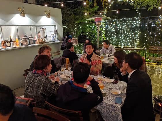 橋本英郎のインスタグラム：「【キャリア研究サロンオフ会@大阪】 ． 昨日は、セレッソ大阪の都倉賢と共にやっています、オンラインサロンのオフ会を開催しました〜！ ． 雰囲気いいでしょう？！ ． シャレ乙なお店でやったので、インスタ映えしますね。 ． 話題は、様々なジャンルの方々が集まったので、それぞれの自己紹介から共通の話へ。 ． 『キャリア』 ． 『応援してるクラブ』 ． 『自分たちの仕事からどう繋げて発展させていくか』 ． 『運動、トレーニング、栄養について』 ． などなど ． それぞれのテーブルでテーマを自然と変わり、面白い会になりました。 ． 時間が全く足りず、ほかのテーブルの方とコミニケーションをとってもらう時間はあまり取れなかったのが反省点。 ． でもみんなの笑顔、楽しんでくれていたコメントをもらえててよかったです！ ． このようなサロンです。 ． ご興味持っていただけた方は ． 『キャリア研究サロン』 ． で検索（ググって下さい）お願いします！！ ． サロン内では、ライブ配信、代表戦のライブ配信解説も行っています。 ． またそもそもサロンを始めた理由は、それぞれサッカー選手としての想いもあるけど、 ． 大きなコンテンツとして、 ． 『都倉ワイナリー』 ． 『VRプロジェクト』 ． とあります。 ． 都倉ワイナリーは、クラウドファンディングで大成功しています！ ここにはサロンメンバーも関わっています。 ． VRプロジェクトは、、 ． これからだな、うん。まだまだ先は長そうだ。 ． みんなで作っていきます！ ． #サロンオフ会  #大阪  #都倉賢  #橋本英郎  #キャリア研究サロン #jキャリ研  #はしとくサロン  #ワイナリー  #vr  #オンラインの繋がり #face #to #face の繋がりへ」
