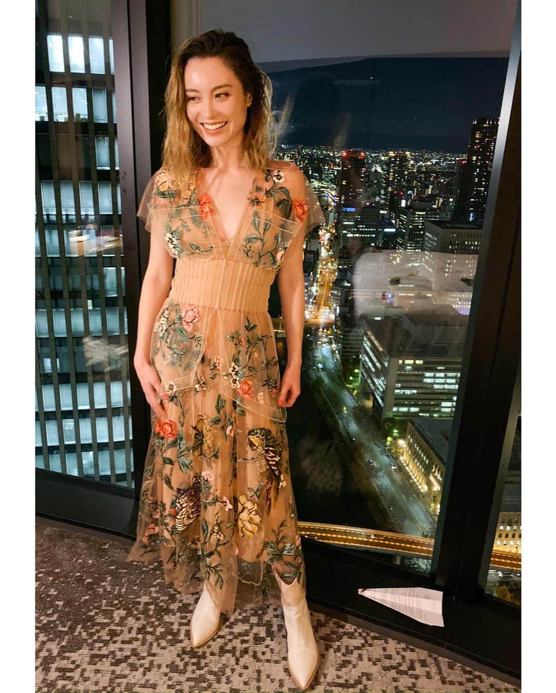 エミ・マイヤーのインスタグラム：「Second @fendi performance 💘 Last show of the year. And I am so grateful for all the jobs and new friends I have made in 2019. I can’t wait to celebrate and create more positivity in 2020! 🙏 Wishing you the very best and Happy New Year. Emi #フェンディ の第二ライブ！こんなに美しいドレスを着れるなんて❣️これで今年のお仕事も終わり！素敵な方々や企画との新しい出会いに感謝。お陰様でニューアルバム・リリースと10周年ツアーも無事成し遂げられて、いつも応援してくれているリスナー様達に心からありがとう。2019年もとてもお世話になりました。また来年2020もどうぞ宜しくお願いします^_^良い年末年始を！ ・ ・ ・ #FENDI #Fisforfamily #whiteboots #holidayseason #mua #ありがとう　#年末年始　#2020 #newyear」