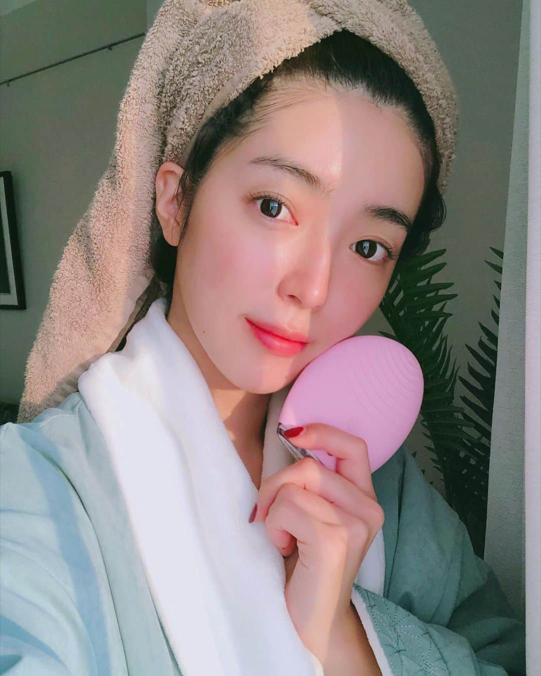 大口智恵美さんのインスタグラム写真 - (大口智恵美Instagram)「good morning☀️ 普段のスキンケアについてちゃんと紹介した事がなかったので、紹介したいと思います☺︎ ・敏感肌なのでなるべく刺激を与えたくない。 ・洗顔も大切なスキンケアの一つ。 この２つは大人なって自分の肌と向き合ってわかったこと。←若い頃は失敗ばかりでした!! そんな時に出会った電動洗顔グッズ“FOREO” シリコンでできていて優しい振動で洗えるので、しっかり汚れを落とすことができます💛 手で洗うより綺麗に洗えるし何より刺激が少なく済むのが嬉しい💛 実際に使っている動画も2枚目に載せておきました🎞 @foreo_jp #FOREO #LUNA3 #スキンケア」12月27日 13時34分 - chemiiiii