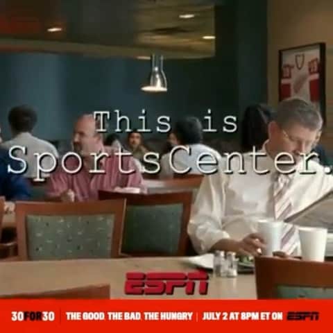 小林尊のインスタグラム：「My Relaxing Lunch Break  #tbt マイ・リッラックスお昼休み  #thisissportscenter  #sportscenter #espn#espnsportscenter #フードファイター #フードファイト #小林尊 #takerukobayashi #hotdog #ホットドッグ #hotdogeating」