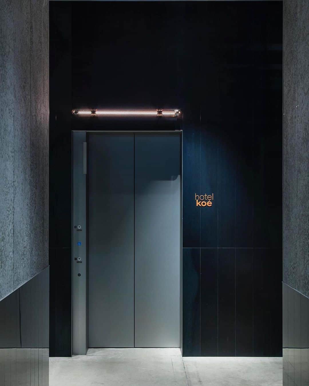 川上俊のインスタグラム：「hotel koe tokyo :  ー Branding/ logo, vi.i., graphic & web, sign design by @shunkawakami and artless Inc. - Creative direction & interior design by @tanijirimakoto and @yoshida_ai_saku (suppose design office) - Produced by @yasuharuishikawa - #Repost @hotelkoetokyo You may also relax and refresh at hotel koe tokyo. . . #hotelkoe #hotelkoetokyo #room #private #relax #japan #shibuya #hotellife」