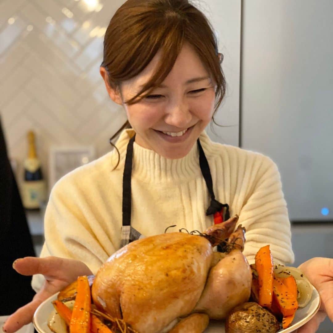 川島令美のインスタグラム：「毎年焼いてるローストチキン、今年は12月のはじめにあったBS協会幹部忘年会で🍗 叔父が小さい頃にクリスマスによく丸鶏を焼いてくれて、いつの間にか我が家も定番になりました…今年家族の食卓では焼いてないけど😂夫も余り物たべたしね😂 ＊ 皆さんの持ち寄りのお料理や手土産も美味しかった♪お久しぶりの皆さんも、それぞれ子育てしながらもパワフルで愛に溢れていて素晴らしい方々✨ ＊ ちなみに美容女子の集まりだったので、私はほかにグルテンフリー（息子がいたというのもあり）＆スーパーフードを織り混ぜて💠 ＊ 最後の写真。別日には所属事務所の忘年会へも。はじめましての皆さんとも少しお話しつつ、この日も一緒のBS協会会長のみきちゃんと😊…しか、子どもも一緒で早々退散してしまったのでお写真を撮っていなかったわ😁💦 みなさん今年一年もおつかれさまでした✨ #忘年会 #グルテンフリー  #ローストチキン」