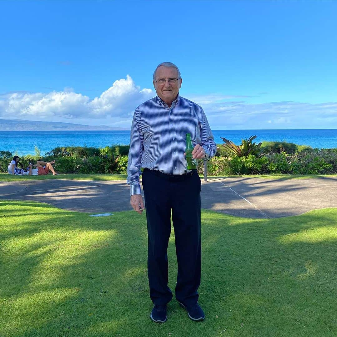 ロブ・ディアデックさんのインスタグラム写真 - (ロブ・ディアデックInstagram)「Christmas Vibes to Island Vibes 🎄🛫🛬🏝Gene and Pat catching the aloha spirit for the first time 🤙🏼🏄🏼‍♂️🌊☀️🌴⛱」12月27日 14時01分 - robdyrdek