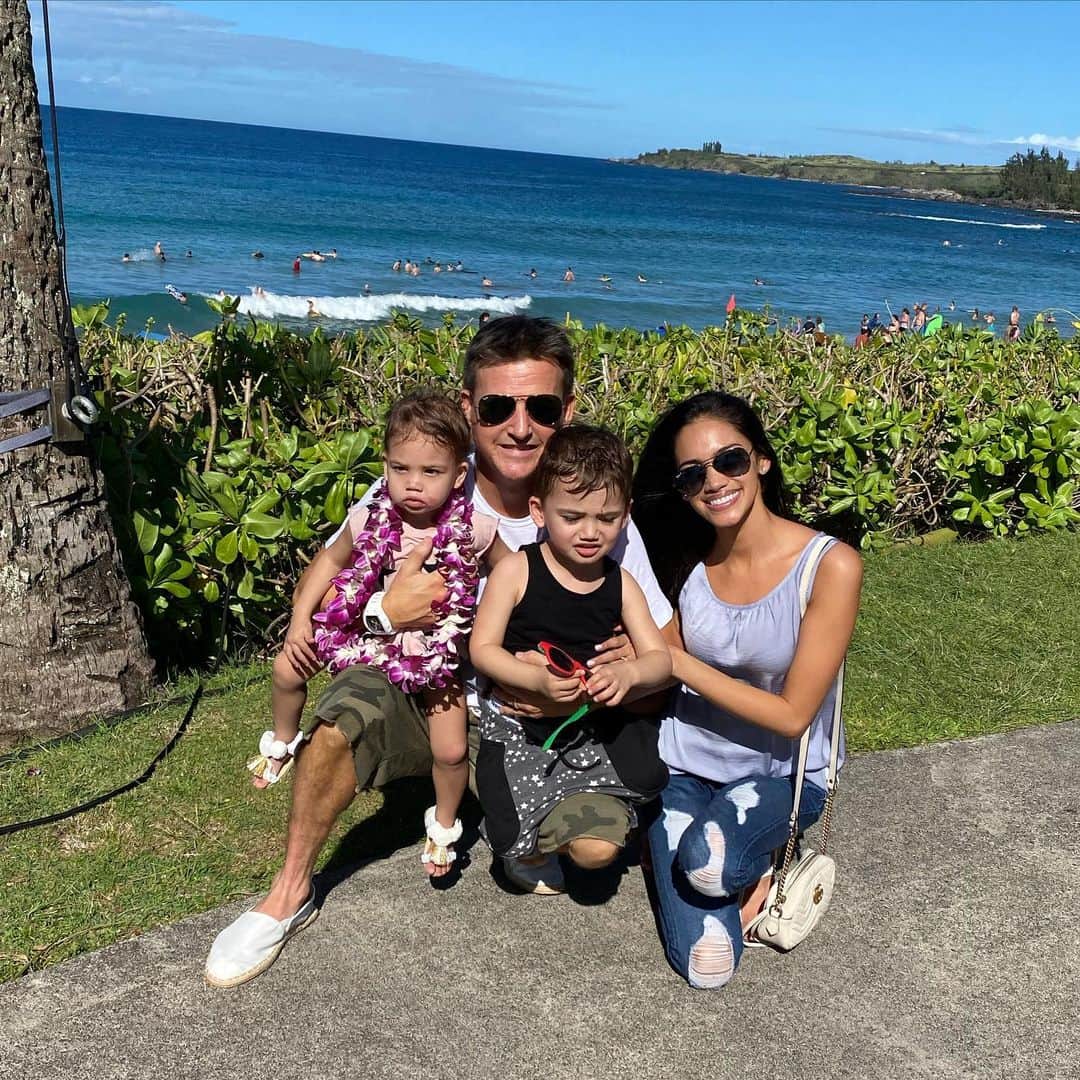 ロブ・ディアデックのインスタグラム：「Christmas Vibes to Island Vibes 🎄🛫🛬🏝Gene and Pat catching the aloha spirit for the first time 🤙🏼🏄🏼‍♂️🌊☀️🌴⛱」