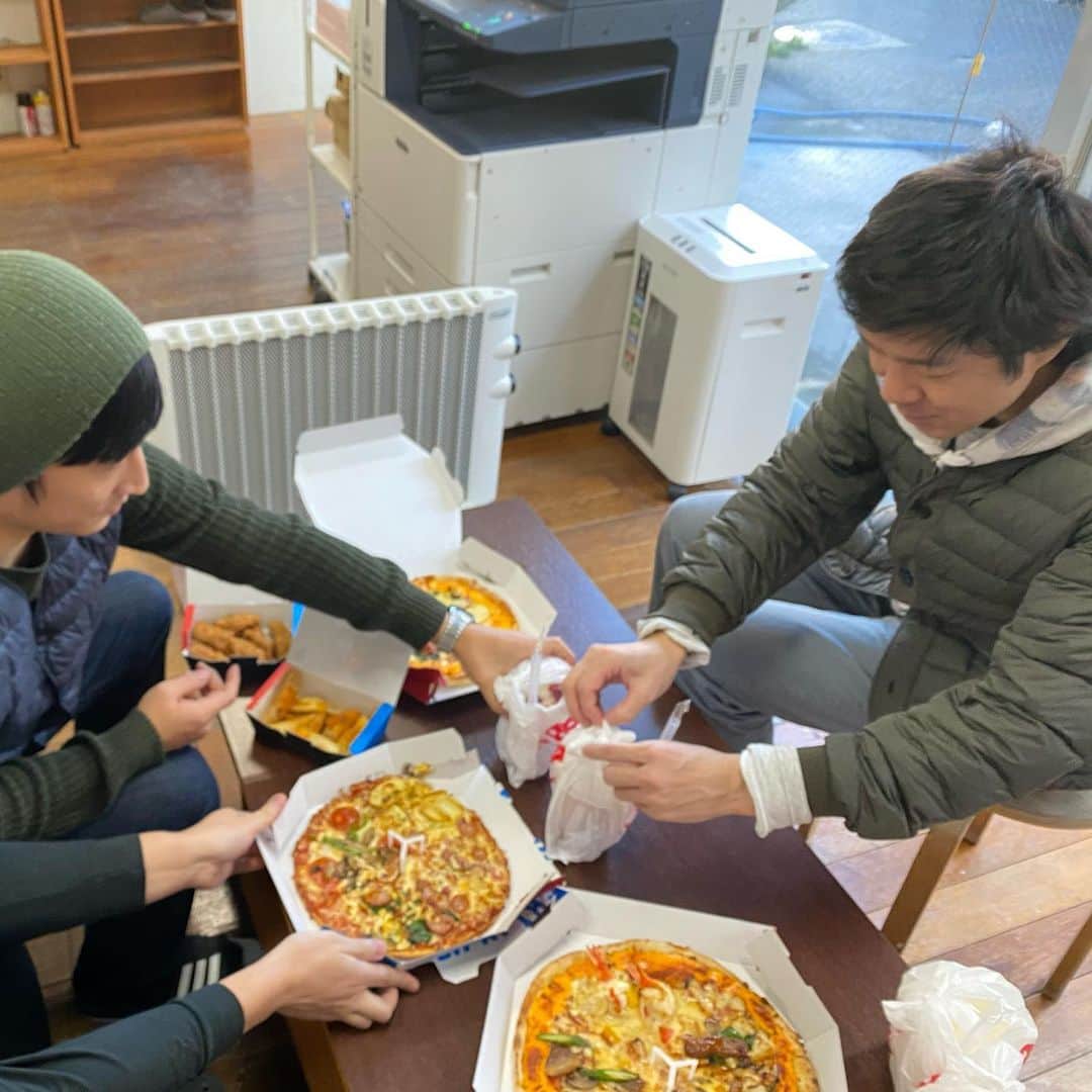 kanikapilaさんのインスタグラム写真 - (kanikapilaInstagram)「カニカピラも本日は仕事納め。 みんなで大掃除をして、ピザを食べました。 #日常 #カニカピラ #kanikapila #カニスタグラム #東京 #中目黒 #デザイン事務所」12月27日 14時02分 - kanikapila_design