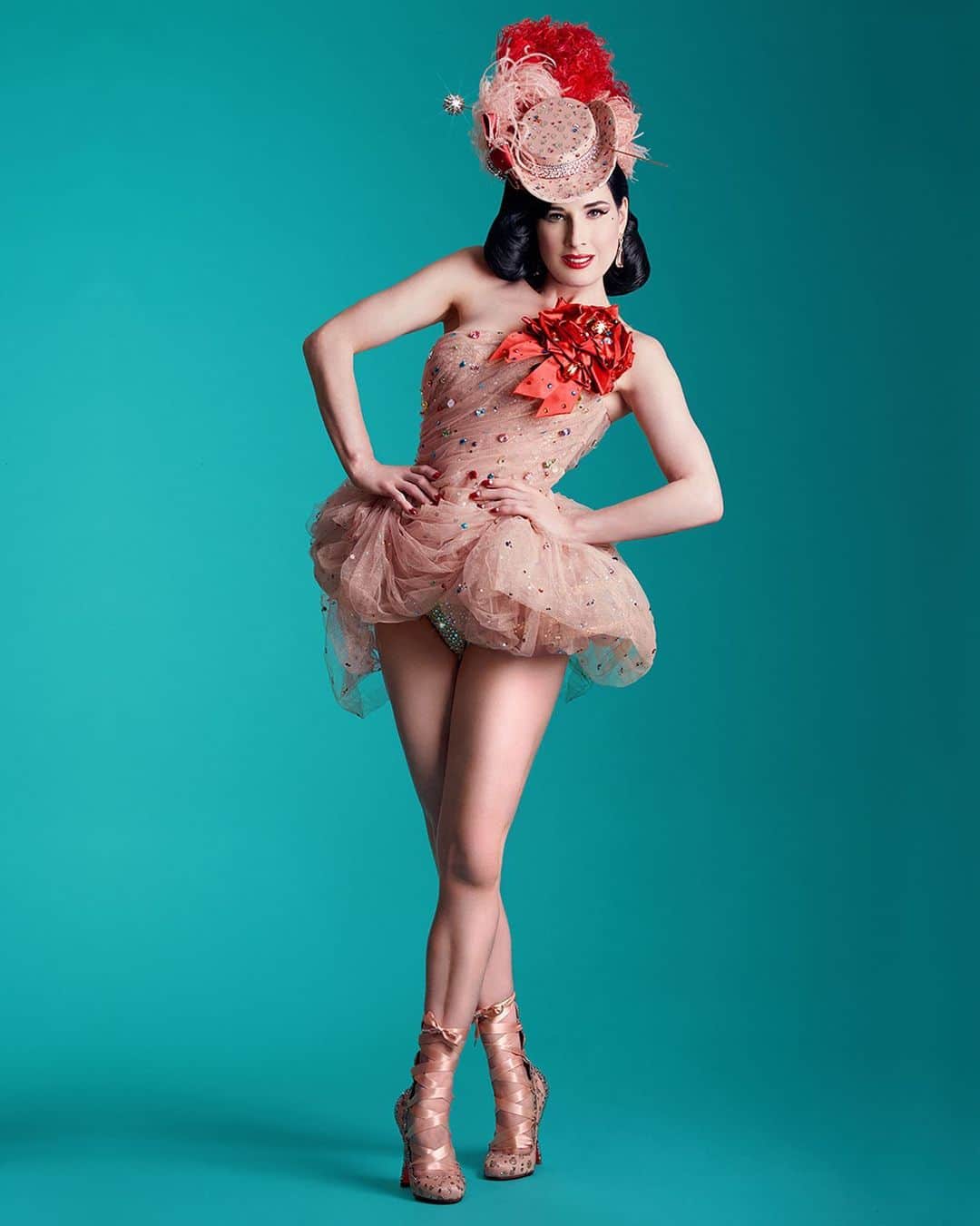 ディタ・フォン・ティースさんのインスタグラム写真 - (ディタ・フォン・ティースInstagram)「One of the costume debuts from last New Years Eve Gala, a dress by @jennypackham a hat by @adelemildred and bespoke boots by @louboutinworld ⁣⁣ I can’t wait to show you several all-new act debuts I’ve been working on...a haute couture parade of jeweled gowns, #MisterPearl #corsets and #fetishfootwear by #ChristianLouboutin with #swarovski jewels by @houseofemmanuele and diamonds by @sillamjewelry ⁣⁣ ⁣ Limited tickets for this show remain: Teese.us/nye⁣⁣ (link in bio) ⁣⁣ 📷 @sanchezzalba」12月27日 14時19分 - ditavonteese