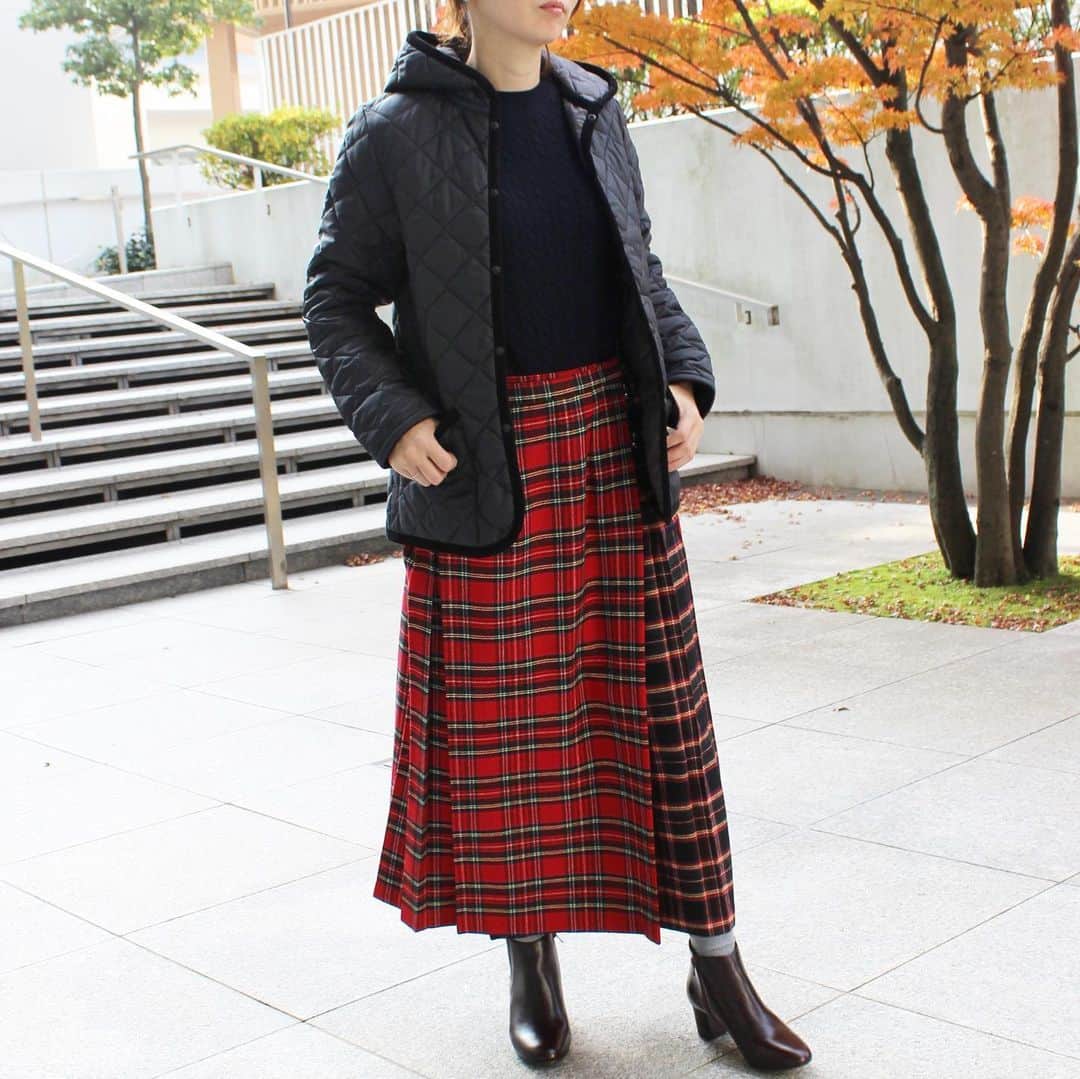 Dessin Dessin official Instagramさんのインスタグラム写真 - (Dessin Dessin official InstagramInstagram)「Cable knit & Wool taran check skirt﻿ ﻿ ブランドが大切にしている「ケーブルニット」﻿毎年アップデートを重ねているおすすめの商品です。﻿ ﻿ 厚すぎず適度な肉感のニットなのですっきりと春先まで着こなして頂けます。﻿ ﻿ ボトムスにはウール混のタータンチェックのキルトスカートを。切り替え配色が今年らしいデザインです。﻿ ﻿ Knit　　F58-17329﻿ Skirt  F58-77020﻿ ﻿ ﻿ #dessin2019 #19AW ﻿」12月27日 14時25分 - dessin_official_jp