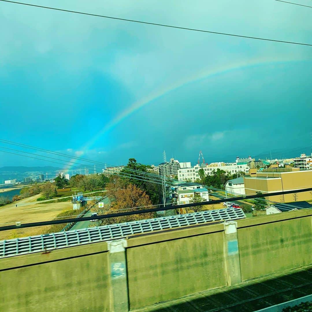 YURIさんのインスタグラム写真 - (YURIInstagram)「西へ。今夜は岡山〜！の途中に虹🌈が出た〜❤️Somewhere over the rainbow🎶#japanisbeautiful #japan」12月27日 14時25分 - divafreshyuri