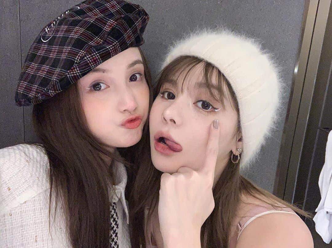 リン・シャオザイのインスタグラム：「🌟✨💫⭐️👩‍❤️‍👩👭」