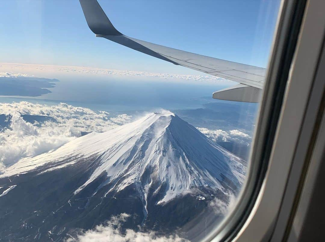 みかんさんのインスタグラム写真 - (みかんInstagram)「帰省🛫🛫🛫 かれこれ飛行機は仕事でもかなり乗ってるけど、こんなに綺麗な富士山🗻は見たことない💕 しかも見える方の窓側でラッキー🤞ゼルダの伝説みたいと息子は行ってが、果たして本当にそうなの⁉️🤣 そして舞ちゃんは早くも飛行機4回目🤣 #飛行機 #帰省 #富士山 #綺麗 #ゼルダの伝説」12月27日 14時31分 - mikan02241984