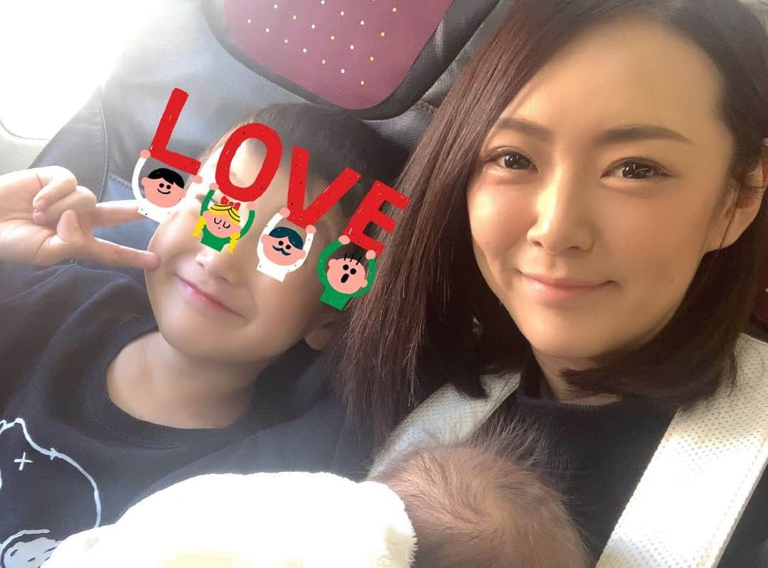 みかんさんのインスタグラム写真 - (みかんInstagram)「帰省🛫🛫🛫 かれこれ飛行機は仕事でもかなり乗ってるけど、こんなに綺麗な富士山🗻は見たことない💕 しかも見える方の窓側でラッキー🤞ゼルダの伝説みたいと息子は行ってが、果たして本当にそうなの⁉️🤣 そして舞ちゃんは早くも飛行機4回目🤣 #飛行機 #帰省 #富士山 #綺麗 #ゼルダの伝説」12月27日 14時31分 - mikan02241984