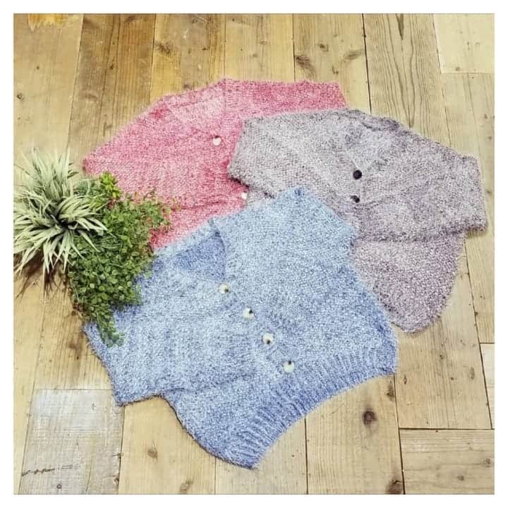 furryrate officialのインスタグラム：「【2019 winter collection】 ▶knit #フェザーモールVネックカーディガン No.48954644 ブルー/チャコールグレー/レッド ¥7,590 . . #furryrate #furry #ファーリーレート #ファーリー #ニット #knit #ニット #fashion #winter #カーディガン #wintercollection #シャギー #モールヤーン #フェザー #Vネック #vネックカーディガン #ほっこり #セーター」