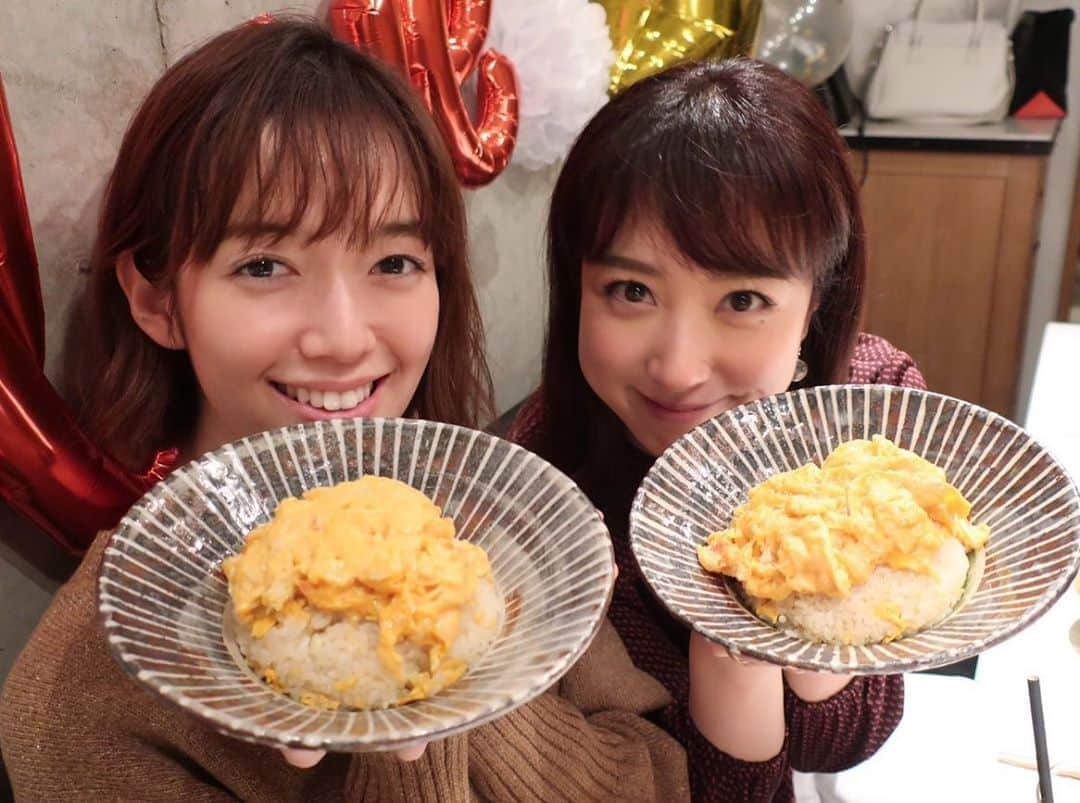 川田裕美さんのインスタグラム写真 - (川田裕美Instagram)「佐藤栞里ちゃん、沸騰ワード10の皆さんが、サプライズでお祝いしてくれました✨😭✨ 忘年会だと思ってたから、ホントびっくりして感激… こんな可愛い飾り付けも、お花もプレゼントも、みんなが時間をかけて考えて準備してくれたかと思うと、もう嬉しくて嬉しくて✨ こんな最高の友達と出会わせてくれた沸騰ワード10に感謝です！ そして、栞里ちゃん、いつもありがとう❤️大好き❤️😊」12月27日 14時47分 - hiromikawata163