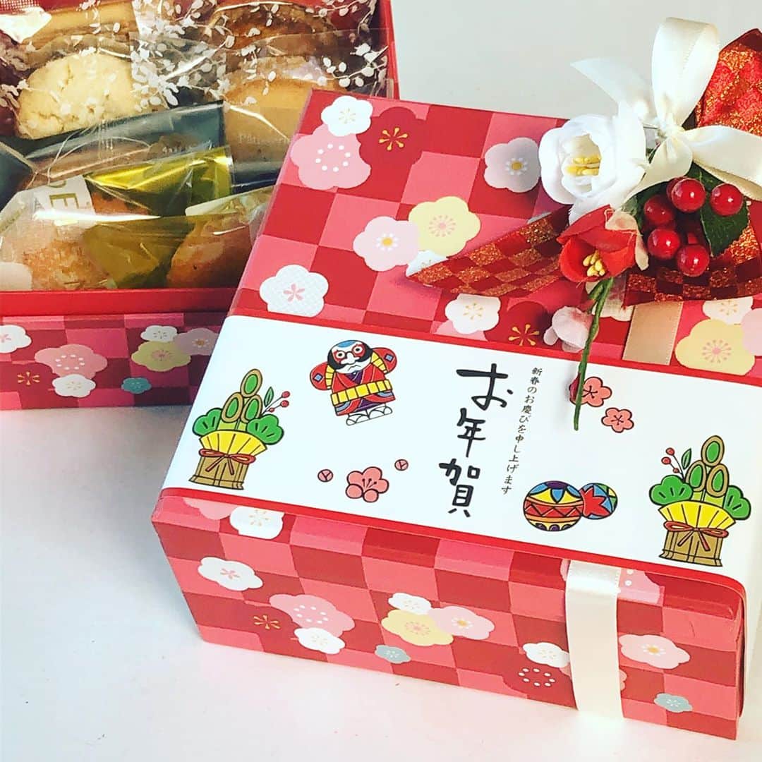 ケーキ&カフェ 海風堂のインスタグラム：「クリスマスはたくさんのお客様にご来店頂きましてありがとうございました😊来年も皆様の楽しいクリスマスのお手伝いが少しでも出来たらと思っております。 お年賀ギフトも少しづつ並び始めました✨31日3時までの営業となりますので、ご来店お待ちしております❗️ #海風堂#ケーキ#お菓子#お年賀ギフト#焼き菓子#マドレーヌ」