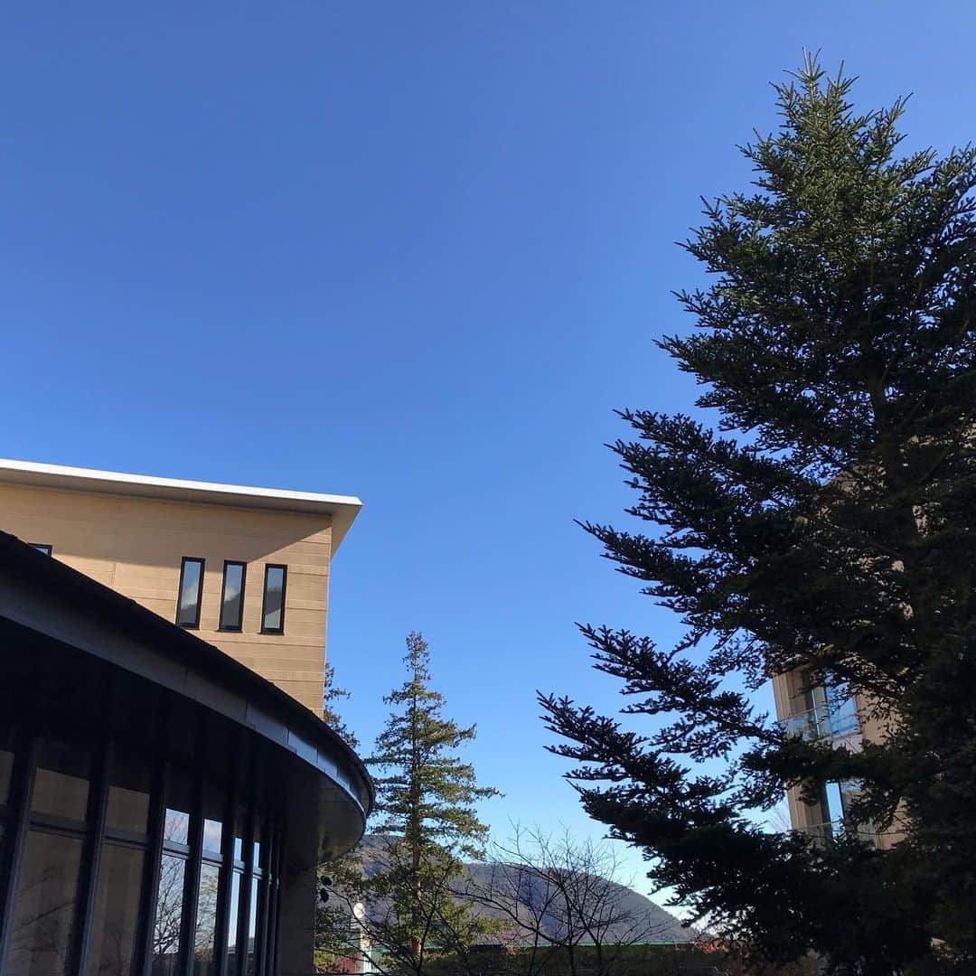 ハイアット リージェンシー 箱根 リゾート＆スパさんのインスタグラム写真 - (ハイアット リージェンシー 箱根 リゾート＆スパInstagram)「本日、箱根は青い空が広がっています。 ⁣ #hakone #箱根 #mountains #ホテル #リゾートホテル #日本 #japan #温泉#onsen #onsen♨️ #resort # luxury #hyattregencyhakone #ハイアットリージェンシー箱根 #hyatt #ハイアット #hyattregency #worldofhyatt #暖炉 #fireplace #ホリデーシーズン #holidayseason #我が家 #home」12月27日 14時53分 - hyattregencyhakone