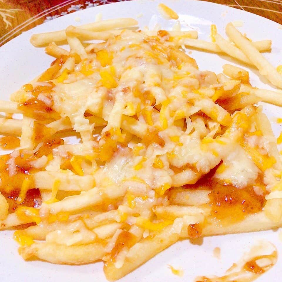 伊藤三巳華のインスタグラム：「カナダの故郷の味は？…とカナダ🇨🇦から帰ってきた友人が作ってくれたのがコレ。フライドポテトにグレイビーソースをかけてチーズをオーブンでメルトさせる。罪悪感ブレンドではないか！笑」