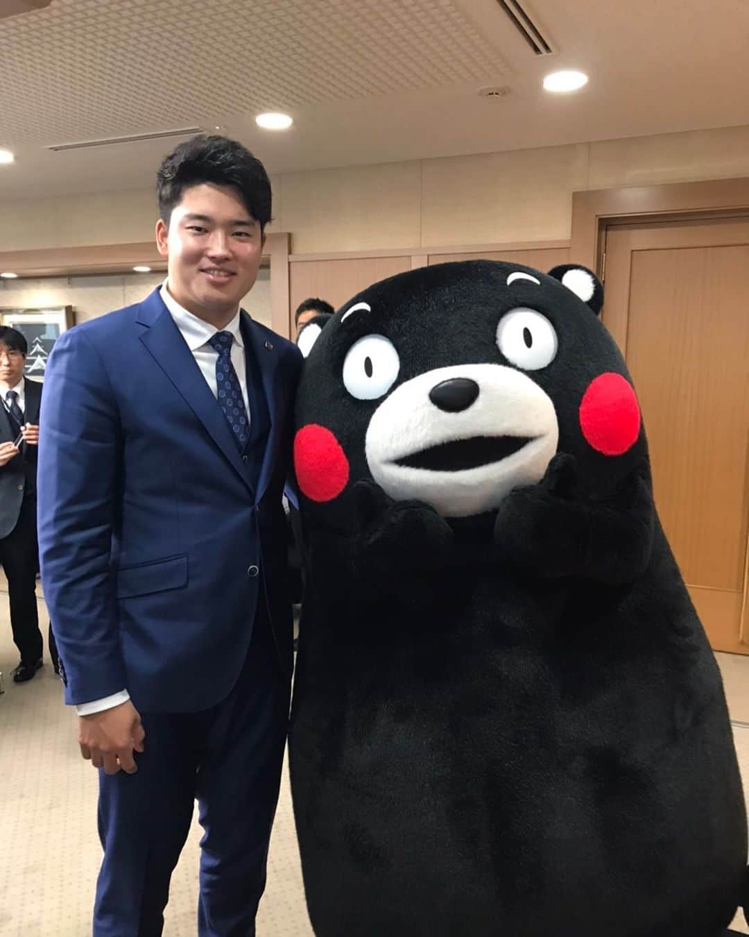村上宗隆のインスタグラム：「県庁訪問に行ってきました！ 蒲島県知事を始めたくさんの方々にお祝いして頂きました！！ 来季も活躍して訪問できるように頑張ります！ くまモンとのツーショット！！！ この後KKTで3時50分から生出演させて頂きます！皆さん是非ご覧下さい！！！」
