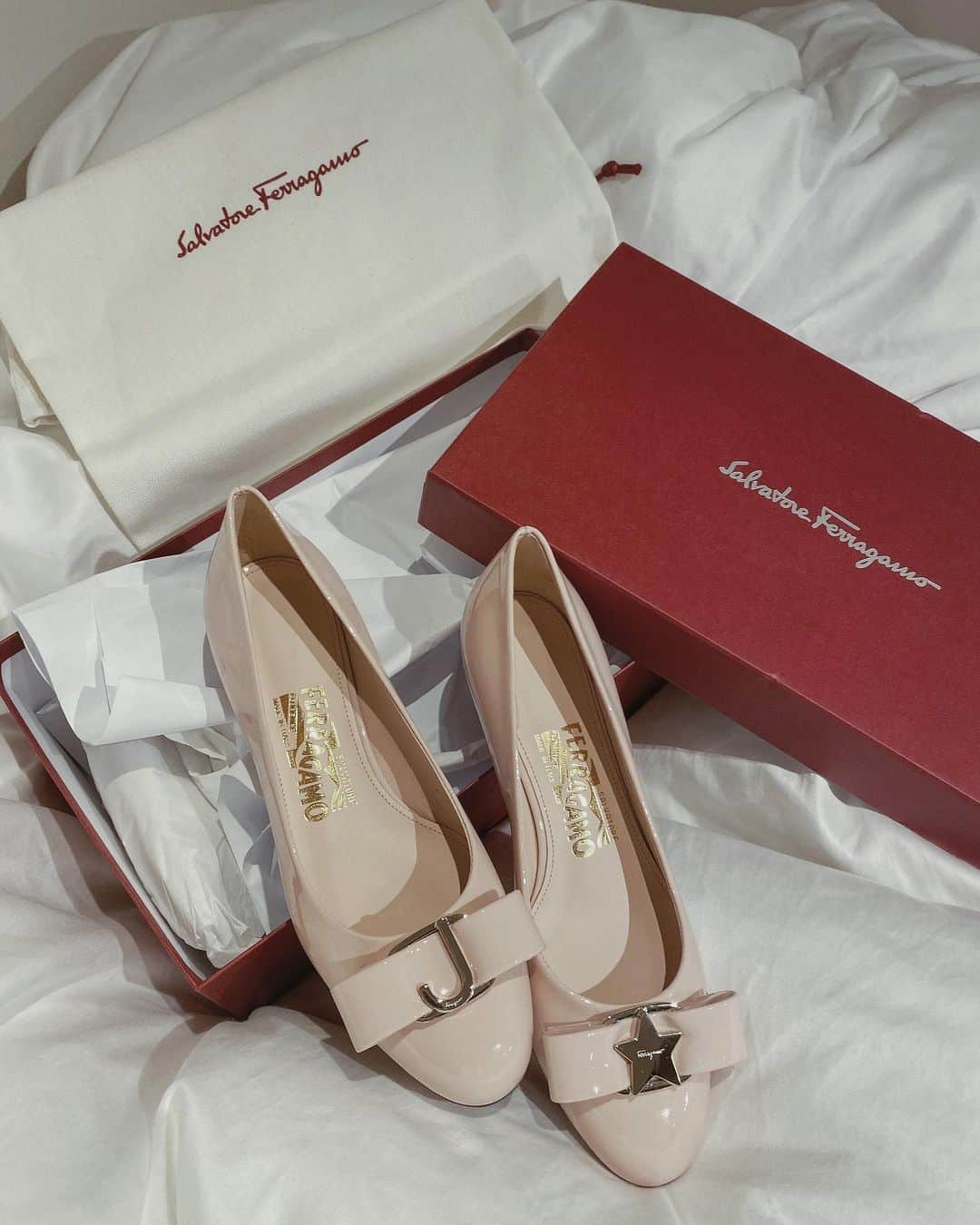 JUNNAのインスタグラム：「🇮🇹クリスマスにイタリアから届いた真っ赤な　@ferragamo のSHOES BOX🎁  わくわくしながら包み紙を開けると @ferragamo のアイコンシューズのVARAが...👠 よく見ると"J"カスタマイズバージョン🥺❤️ 可愛い。  誕生から40年。創業者サルヴァトーレの長女フィアンマ・フェラガモによってデザインされたサルヴァトーレ フェラガモのアイコン「ヴァラ」  日本でもカスタマイズが可能みたいなので ストーリーにURLを貼っておきます❤️ ・ ・  #MYVARA #ferragamo#フェラガモ #シューズ  #ヴァラ#ad#only#靴#イニシャル #カスタマイズ」