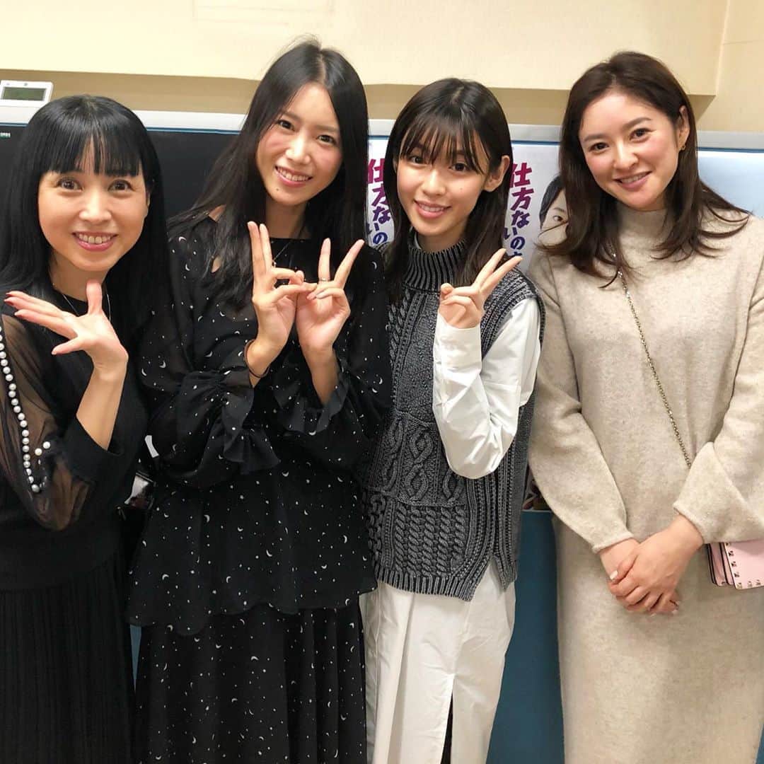 白石あさえのインスタグラム：「芸映さんの納会でした✨  右から大先輩の#西村知美　さん、「ゼクシィ」のCMなどに出ている大活躍の#白石聖 ちゃん、「STORY」モデルの#秋本祐希 さんです〜🥺✨ 今年もありがとうございました！！ また来年もよろしくお願い致します❤️」