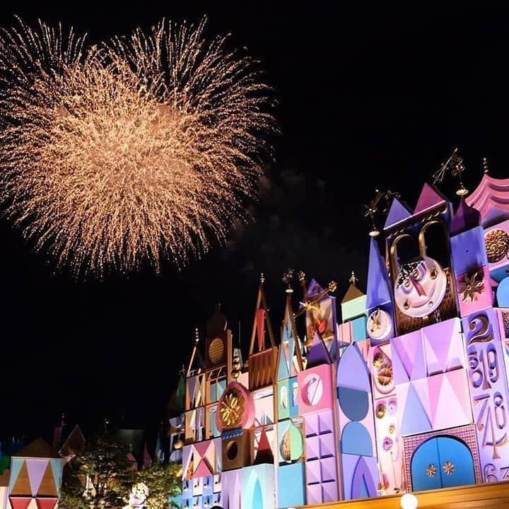 東京ディズニーリゾートさんのインスタグラム写真 - (東京ディズニーリゾートInstagram)「How did you enjoy the park this year? 楽しい一年だったかな？ (Photo:@noa_photo27)  #itsasmallworld #fantasyland #tokyodisneyland #fireworks #イッツアスモールワールド #ファンタジーランド #東京ディズニーランド #東京ディズニーリゾート #花火  これからもゲストのみなさんの写真をご紹介します。#tokyodisneyresort　などをつけて投稿してくださいね。詳しくは公式ブログでご案内しています。 https://www.tokyodisneyresort.jp/blog/151005/」12月27日 15時16分 - tokyodisneyresort_official