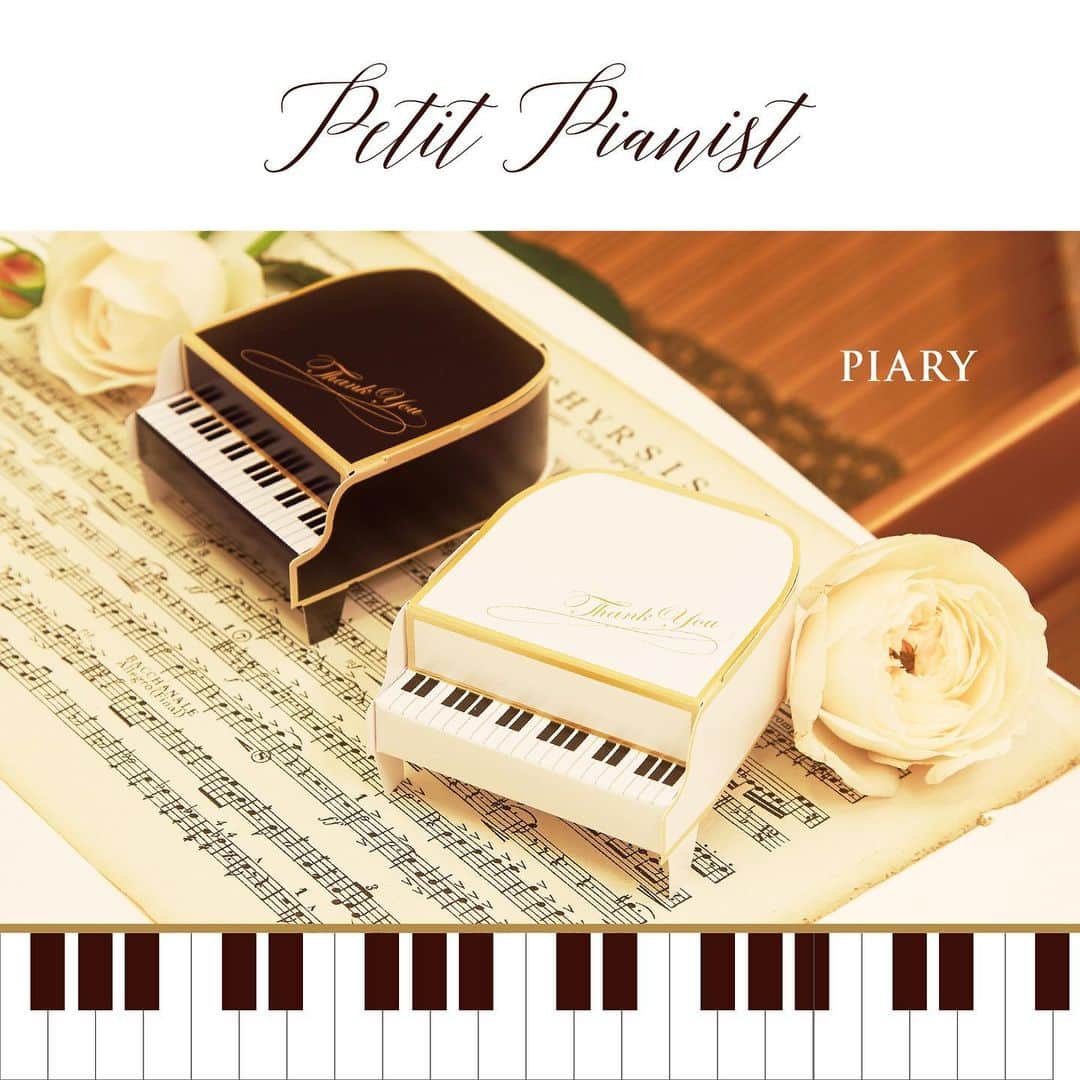 PIARYさんのインスタグラム写真 - (PIARYInstagram)「黒と白の、ちいさくて可愛い グランドピアノ型のプチギフト♡ 【プチピアニスト】 . 素敵な音色が聞こえてきそうな 楽しいプチギフト♪ . パッケージに詰まっているのは フラワーの形をしたクッキー。 ココア・ストロベリーの２種類の味が楽しめる✨ . ちょっとユニークなプチギフトは、 ピアノの発表会などのプレゼントにもおすすめ♩ . . アイテム詳細は画像をタップしてチェック！ . . . #PIARY #ピアリー #PIAHANA #サンクスギフト #ウェディング #ウェディングアイテム #結婚式準備 #令和婚 #プレ花嫁 #日本中のプレ花嫁さんと繋がりたい #プレゼント #イベント #2020春婚 #2020夏婚 #2020秋婚 #2019冬婚 #2020WEDDING #披露宴 #卒花 #卒花嫁 #花嫁 #二次会 #プチギフト #結婚式の準備に自由を #ピアリー知ってる #ピアリーならもっとオシャレでもっとお得に買える #結婚式テーマ #オリジナルウェディング #結婚式アイデア」12月27日 15時18分 - piary_inst