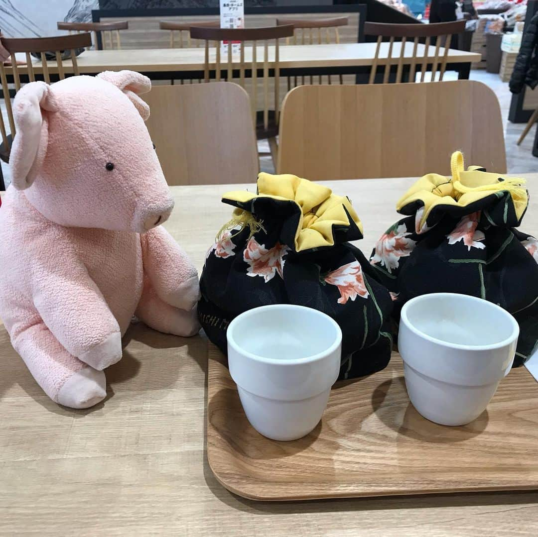 矢崎存美さんのインスタグラム写真 - (矢崎存美Instagram)「Tea style cafe 三島屋でオリジナルティーを飲んでひと休み。 #ぶたぶた #山崎ぶたぶた #矢崎存美 #三島屋 #紅茶」12月27日 15時25分 - yazakiarimi