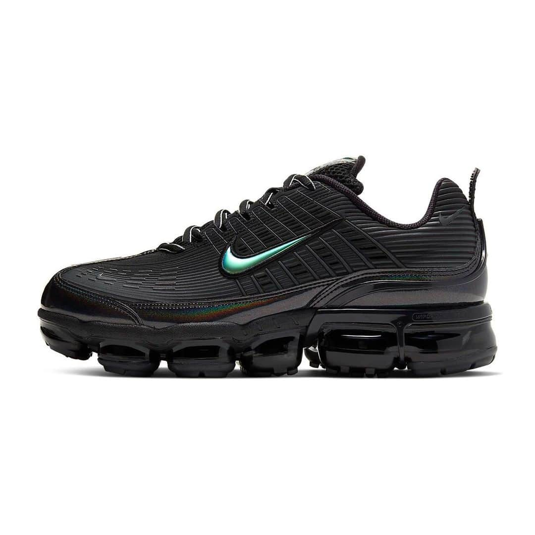 HYPEBEASTさんのインスタグラム写真 - (HYPEBEASTInstagram)「@hypebeastkicks: @nike has combined its Air Max technology from the Air VaporMax and Air Max 360 to create a new Air VaporMax 360 silhouette. Coming in a “Black/Anthracite,” the upper is a true-to-the-original recreation of the Air Max 360’s striking style thanks to its ribbed textures and swooping lines. The black synthetic base has been offset by iridescent patent leather accents on the mudguard and tongue, the metallic green Swooshes on the sides and the fully reflective trim running down the throat and toebox. Cop a pair now from Nike Japan for approximately $226 USD.⁠⠀ Photo: Nike Japan」12月27日 15時26分 - hypebeast