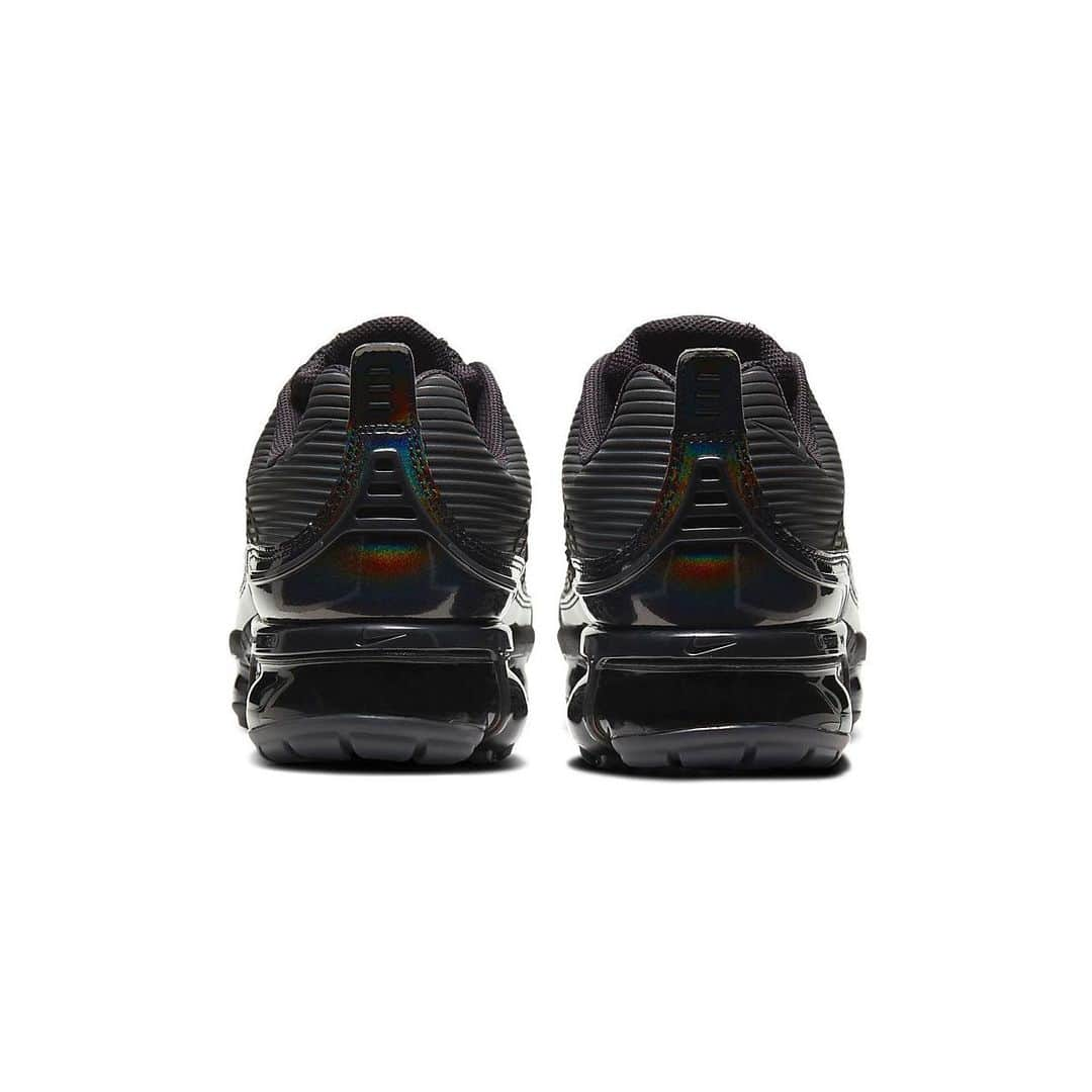 HYPEBEASTさんのインスタグラム写真 - (HYPEBEASTInstagram)「@hypebeastkicks: @nike has combined its Air Max technology from the Air VaporMax and Air Max 360 to create a new Air VaporMax 360 silhouette. Coming in a “Black/Anthracite,” the upper is a true-to-the-original recreation of the Air Max 360’s striking style thanks to its ribbed textures and swooping lines. The black synthetic base has been offset by iridescent patent leather accents on the mudguard and tongue, the metallic green Swooshes on the sides and the fully reflective trim running down the throat and toebox. Cop a pair now from Nike Japan for approximately $226 USD.⁠⠀ Photo: Nike Japan」12月27日 15時26分 - hypebeast