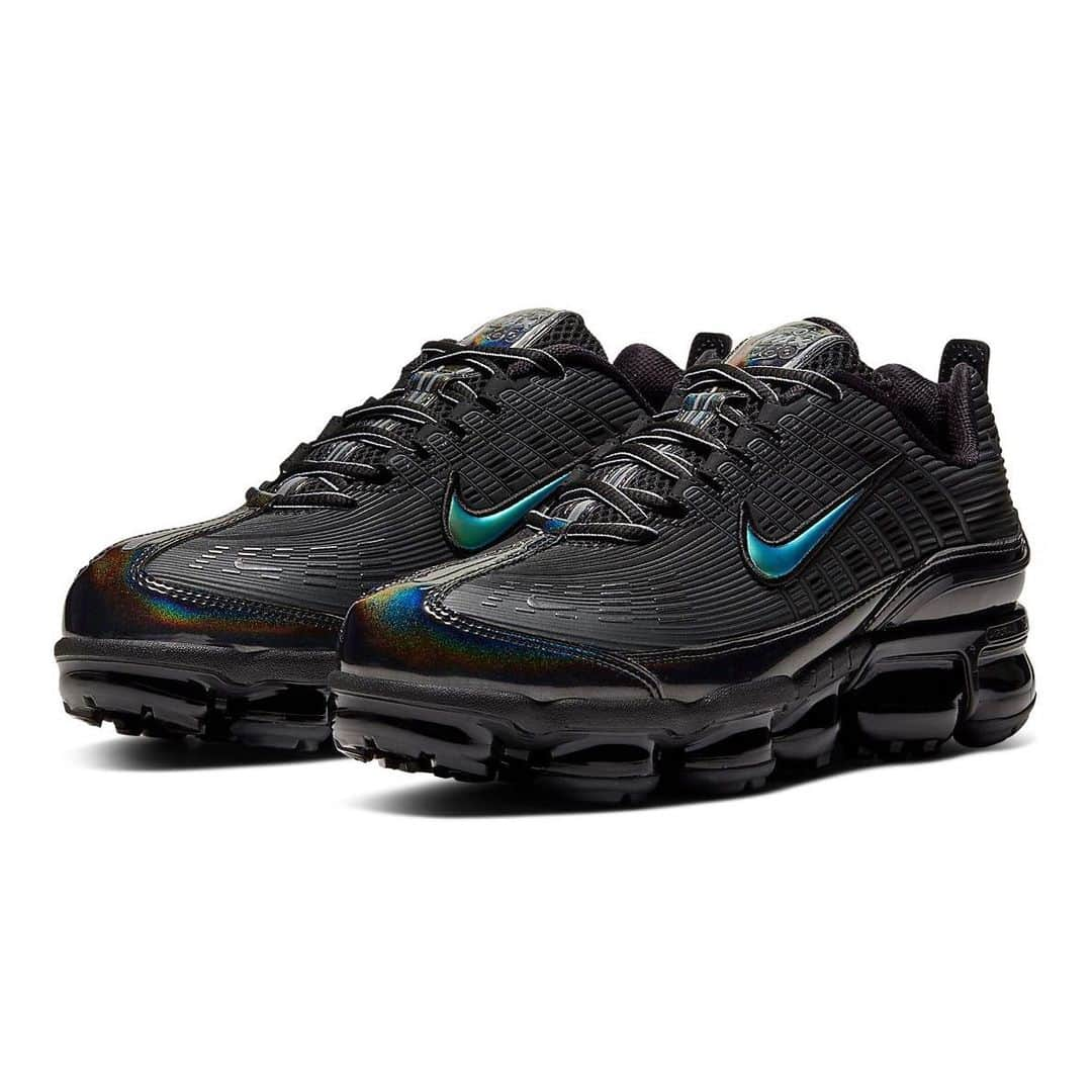 HYPEBEASTさんのインスタグラム写真 - (HYPEBEASTInstagram)「@hypebeastkicks: @nike has combined its Air Max technology from the Air VaporMax and Air Max 360 to create a new Air VaporMax 360 silhouette. Coming in a “Black/Anthracite,” the upper is a true-to-the-original recreation of the Air Max 360’s striking style thanks to its ribbed textures and swooping lines. The black synthetic base has been offset by iridescent patent leather accents on the mudguard and tongue, the metallic green Swooshes on the sides and the fully reflective trim running down the throat and toebox. Cop a pair now from Nike Japan for approximately $226 USD.⁠⠀ Photo: Nike Japan」12月27日 15時26分 - hypebeast