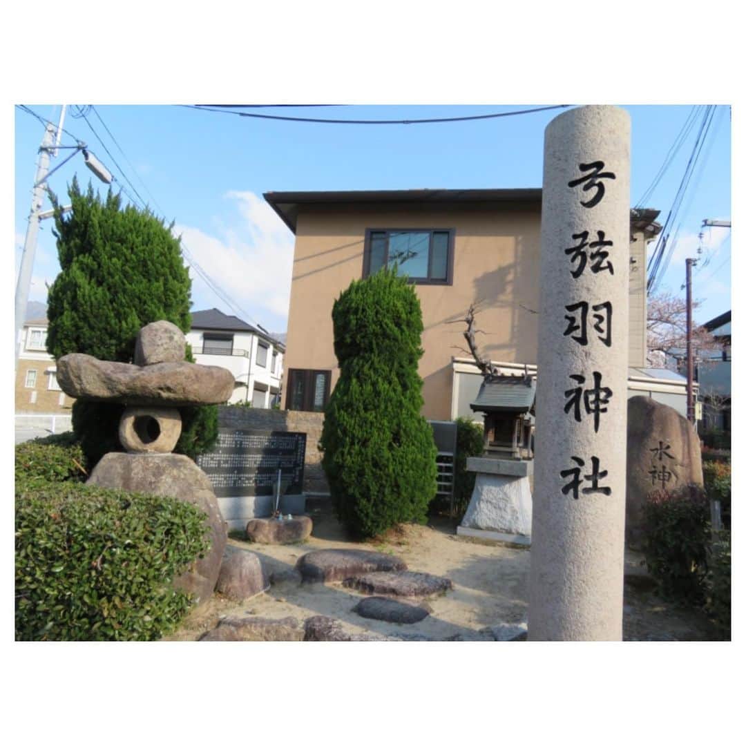 白鶴酒造株式会社のインスタグラム：「当社氏神さまである弓弦羽神社は、厄除開運、家内安全、交通安全守護、諸願成就のご利益や、八咫烏の御神徳である勝利を祈願する宮として崇拝されております。 1月1日午前0時から、菊正宗・白鶴・剣菱の樽酒が約3000人分無料で振舞われます。宮司デザインの于支イラスト入りの塗桝プレゼントもあるそうですよ（午前０時より1,300名・午前１０時より700名） お近くの方は是非参拝されてはいかがですか？  #日本酒 #白鶴 #hakutsuru #折り鶴 #foldedpapercrane #japan #神戸 #kobe #酒 #sake #japanesesake #japaneseculture #灘五郷 #GI灘五郷 #lovehyogo #lovekobe #insta_higashinada #お正月 #元旦 #初詣 #氏神さま #弓弦羽神社 #樽酒 #振舞酒」