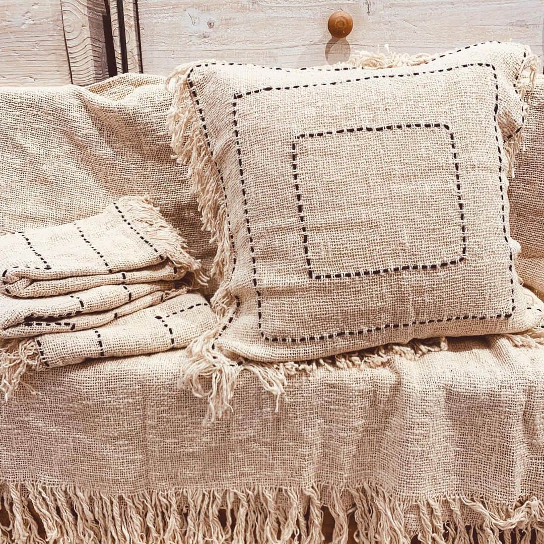 eight o eight のインスタグラム：「𓇬 𓇬 new cushion . . . #beach #sea #beachhouse #beachstyle #beachgirl #california #aloha#hawaii#アロハ #ビーチ雑貨 #ビーチハウス #ビーチスタイル #ビーチライフ #ハワイ#ハワイアン #ハワイ雑貨 #ビーチ雑貨 #カリフォルニア雑貨 #カリフォルニアライフ#カリフォルニアスタイル#雑貨#海 #海を感じる雑貨」