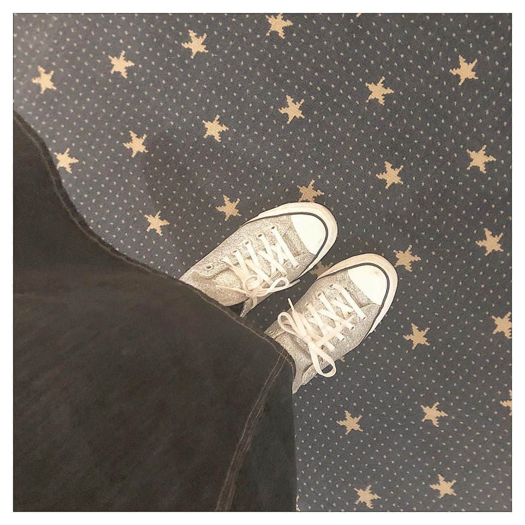 清家麻里奈のインスタグラム：「帝国ホテルの床可愛い✨年末ってバタバタするけど楽しいことがバァーーーーってくる感じが好き👀✨今日も頑張ろ❗️ #年末　#みんなは何してる？　#足下クラブ　#あしもと倶楽部 #帝国ホテル　#星　#スター　#コンバース　#converse #グリッター　#シルバー」