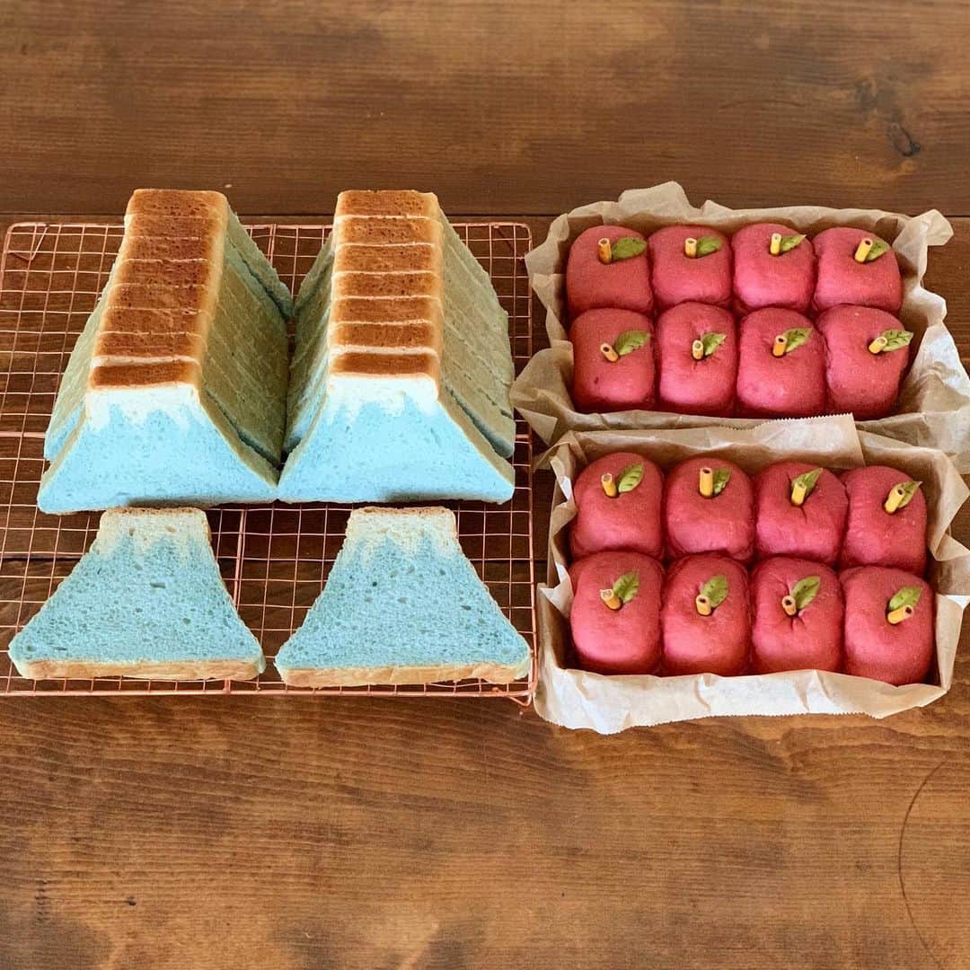 Ranさんのインスタグラム写真 - (RanInstagram)「. . . #イラストパン . . 富士山のイラストパンと、りんごのちぎりパン。 今年1年お世話になった、娘の保育室の先生方へ、 感謝の気持ちのプチプレゼントです☺️ . . . 1/25にノートルスタジオ （ @notrestudio ）でレッスン予定の富士山のイラストパンは、改良を重ねて少し進化しました✨ より美味しく、かわいくなった富士山を楽しみにしていて下さい。 進化については、また改めて書きたいと思います😊 . . . Fujisan & Apple bread 💕 . . . #bread #homemade #apple #applebread #kawaiifood #kawaii #japanesefood #baker #bakery #cafe #パン #手作りパン #ちぎりパン #手作り食パン #リナブルー #スピルリナ #富士山 #静岡 #富士 #mtfuji #fuj#fujisan #fujiyam #萌え断 #りんごパン #プチプレゼント #お歳暮 #パン教室 #konel」12月27日 15時57分 - konel_bread