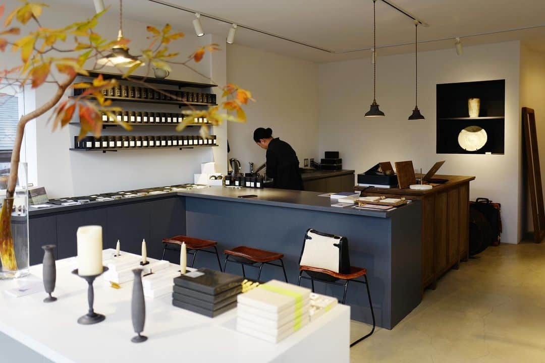のインスタグラム：「#hisakotravel  器と無農薬の美味しいお茶を求めて @essencekyoto へ。 （あ、器は買い過ぎ注意報でてます。。。） いくつかお試しさせていただいて、 鹿児島のあさのかと静岡のつゆひかりをお持ち帰り。 お湯の温度やお水の味でいろいろ変わるから、日本茶って奥が深いなぁ。 時間をかけて自分の好みを探していこうと思う。」